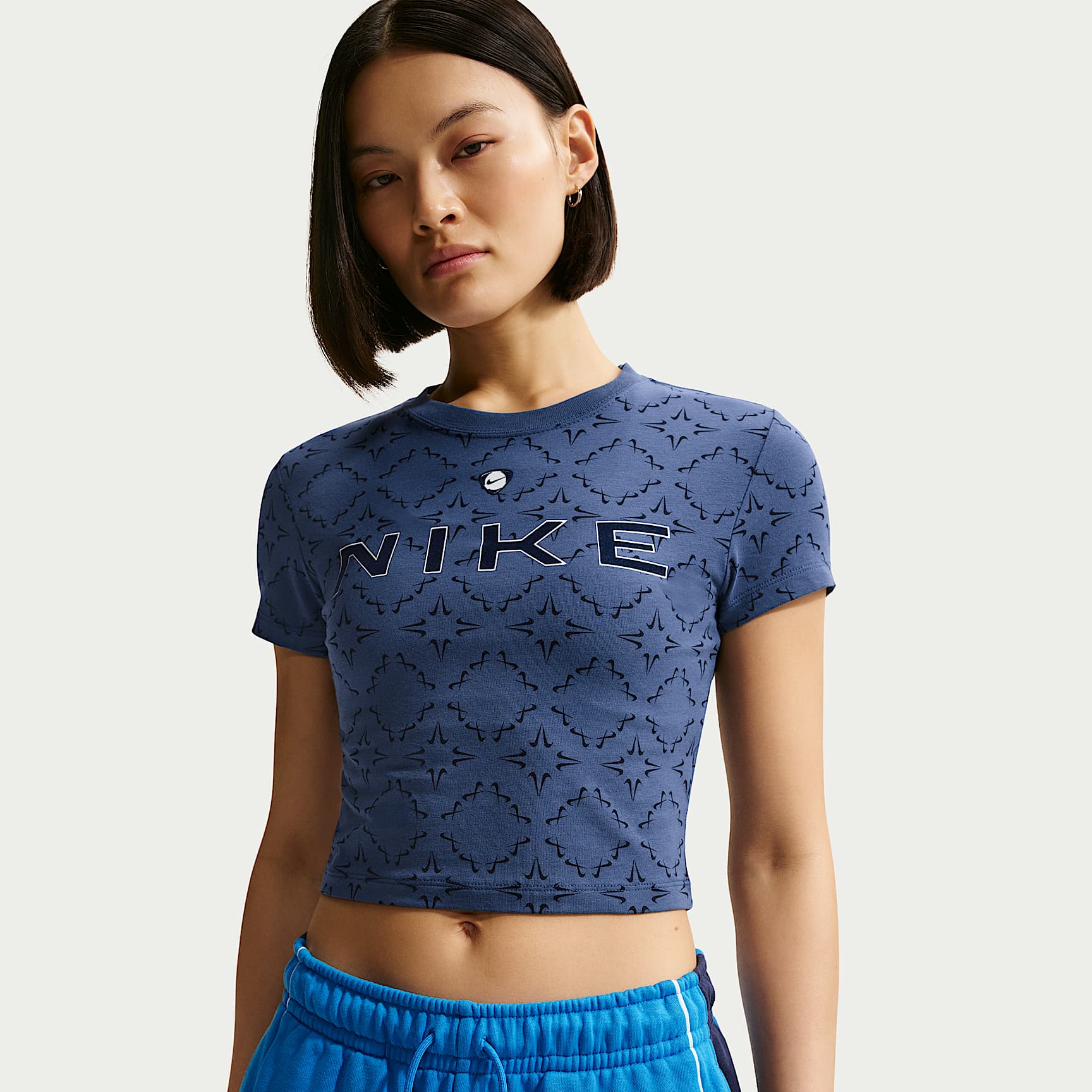 เสื้อยืดผู้หญิงเอวลอยทรงเข้ารูป Nike Sportswear Chill Knit