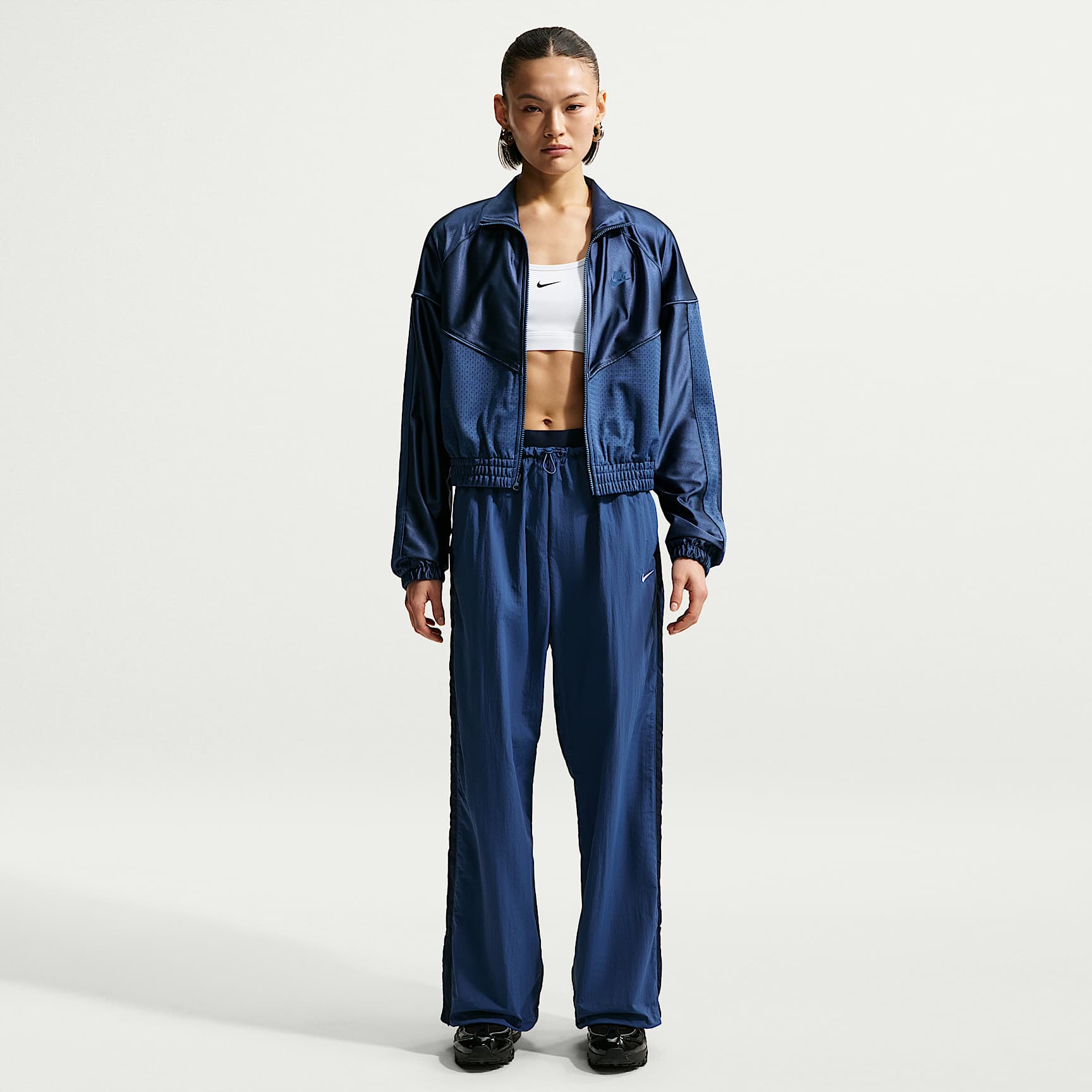 Pants estilo paracaídas de tiro alto holgados para mujer Nike Sportswear