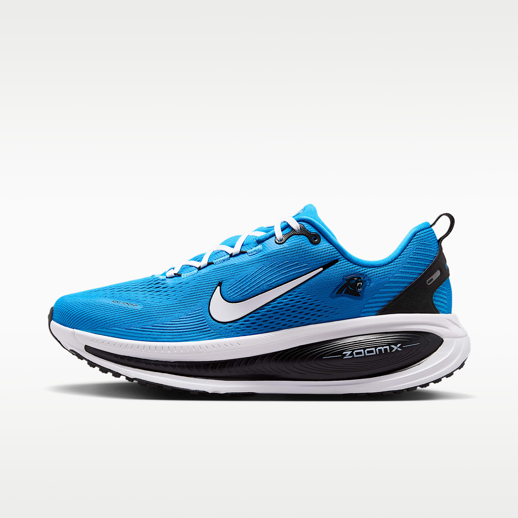 Tenis de correr en pavimento de la NFL para hombre Nike Vomero 18 (Carolina Panthers)