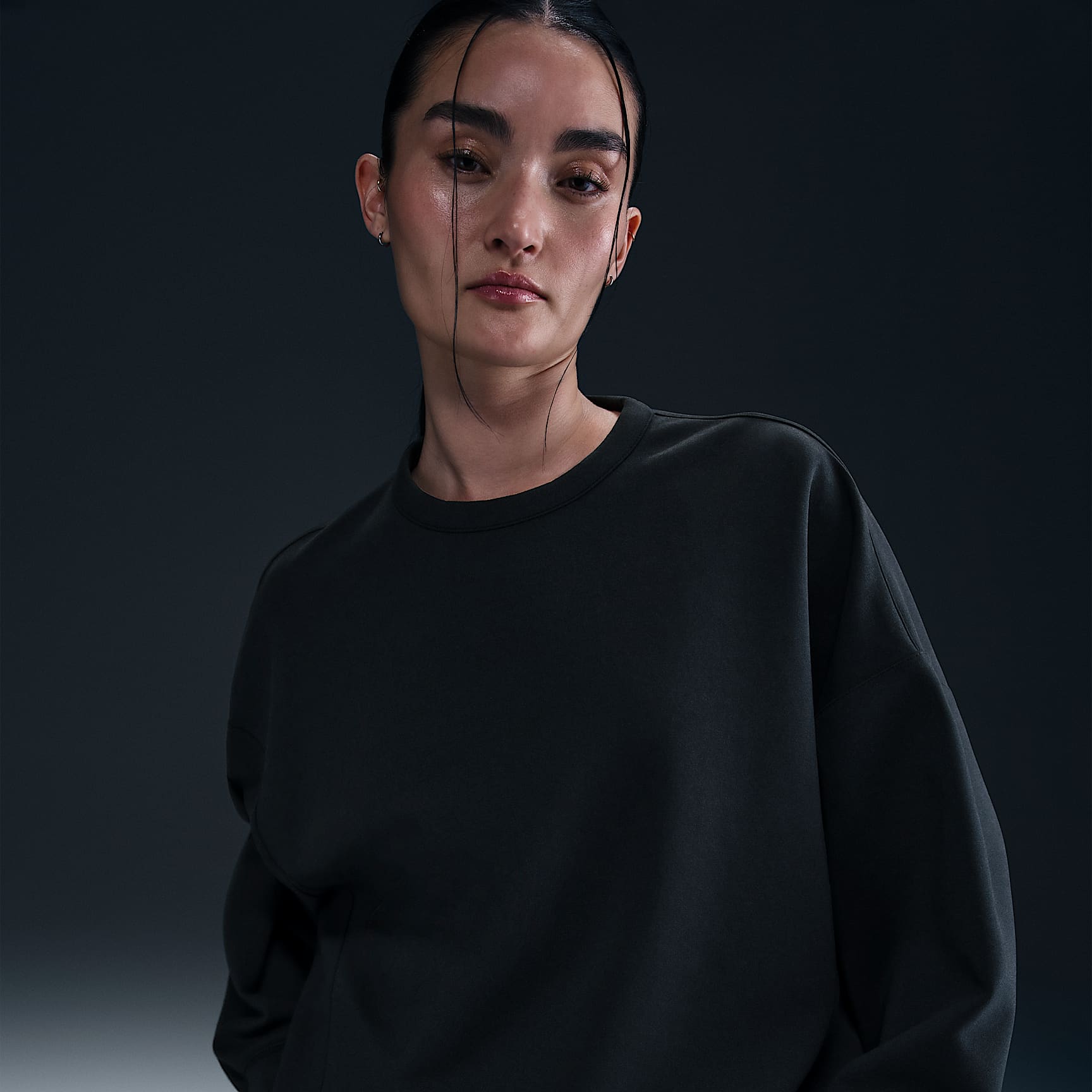 เสื้อคอกลมโอเวอร์ไซส์ Dri-FIT ผู้หญิง Nike 24.7 ImpossiblySoft