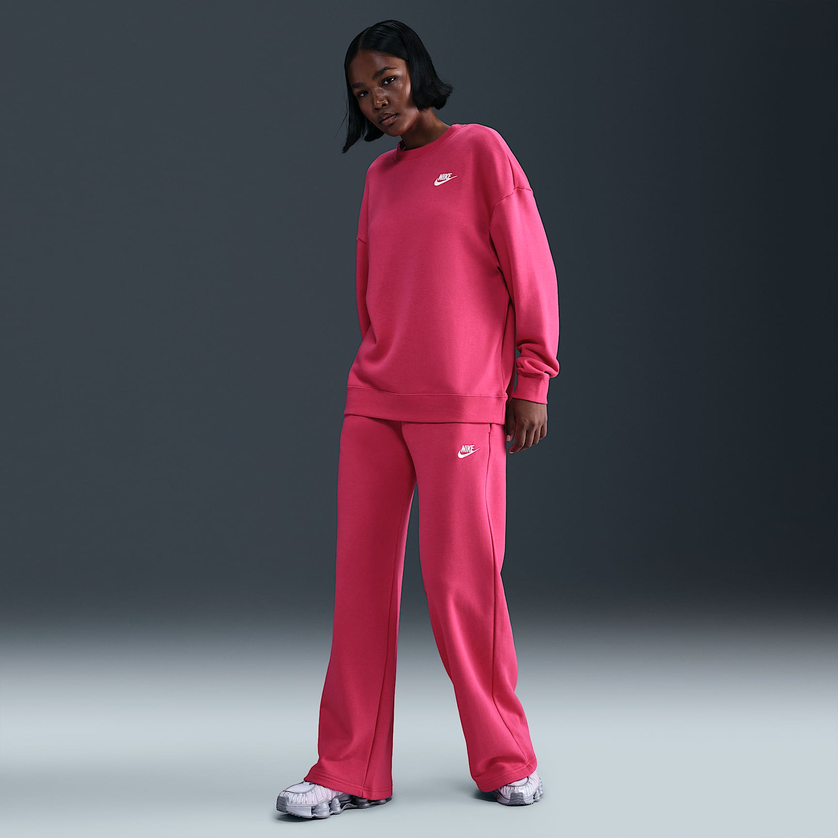 Pants de entrenamiento de piernas anchas de tiro medio para mujer Nike Sportswear Club Fleece