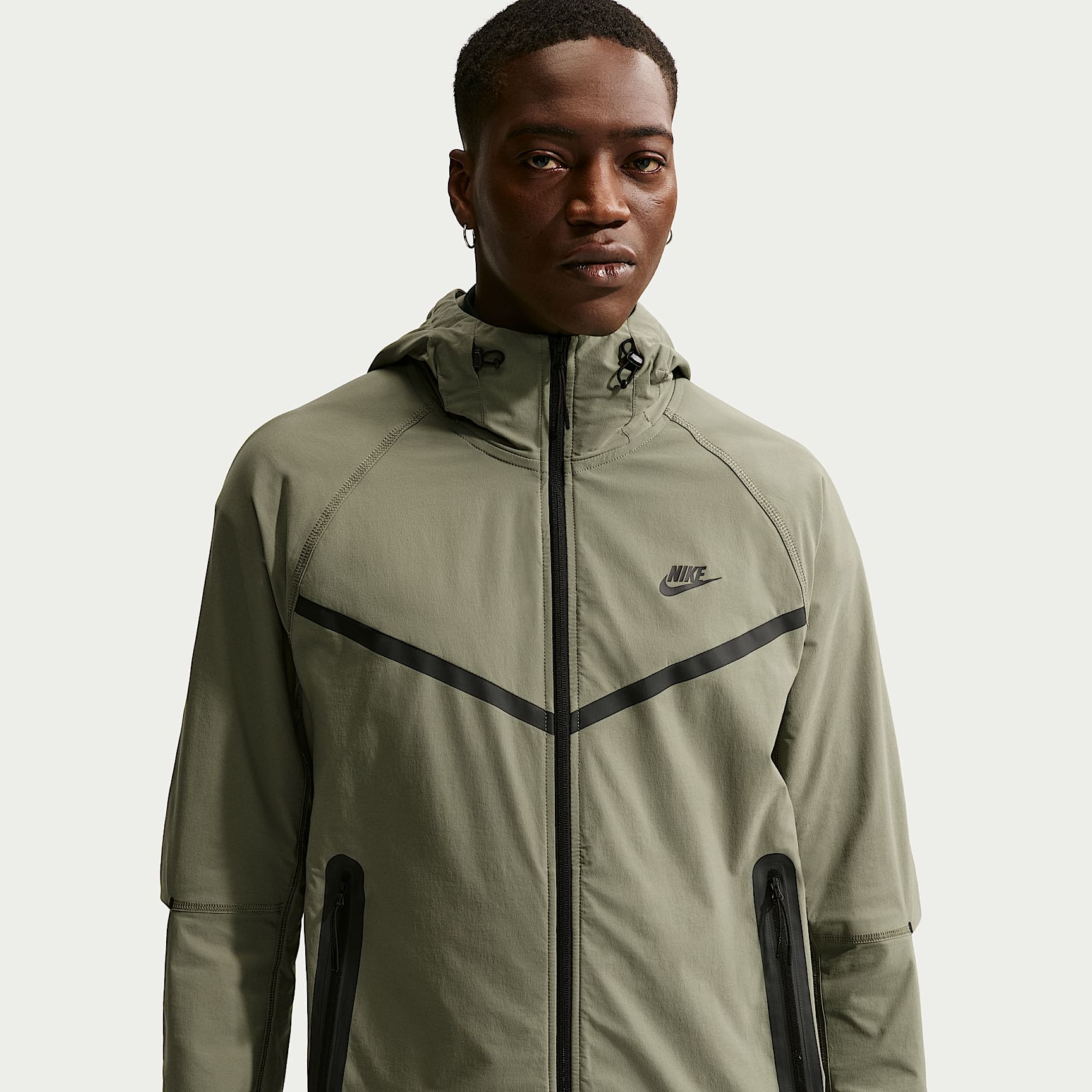 Chamarra Windrunner Nike Tech Dri-FIT de tejido Woven y cierre completo para hombre