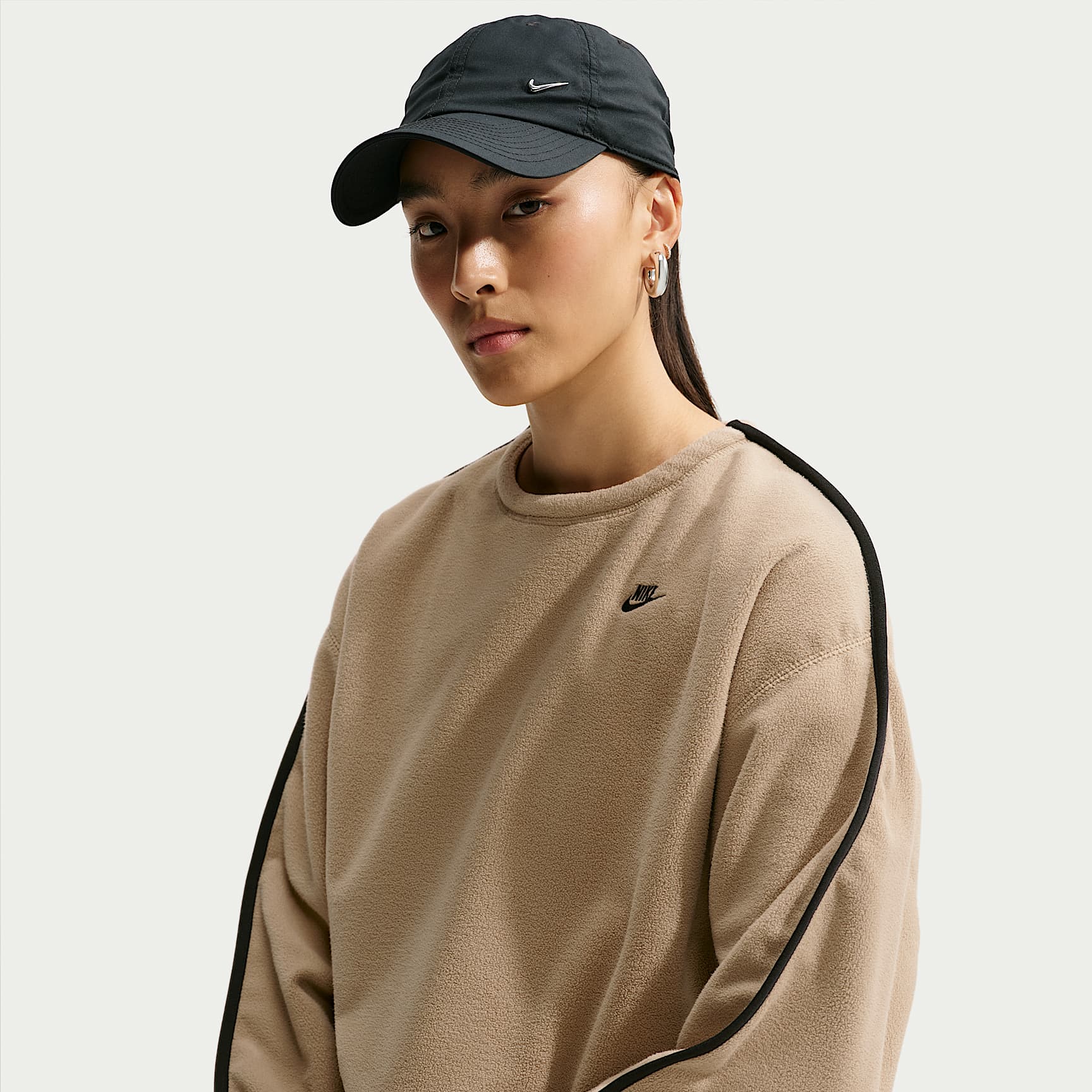 나이키 스포츠웨어 여성 오버사이즈 써마 핏 크루넥 스웻셔츠