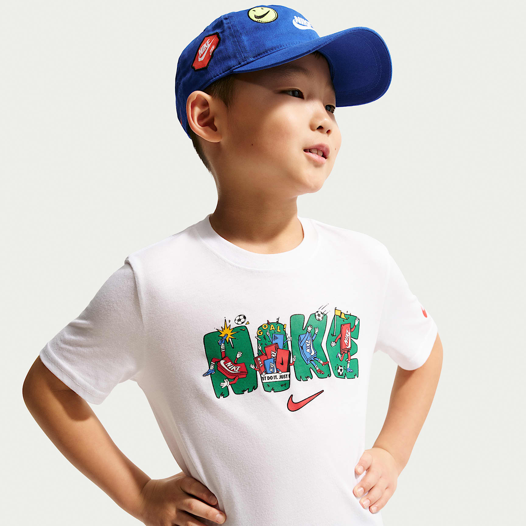 Playera con gráfico de varios deportes de corte cuadrado para niños talla pequeña Nike