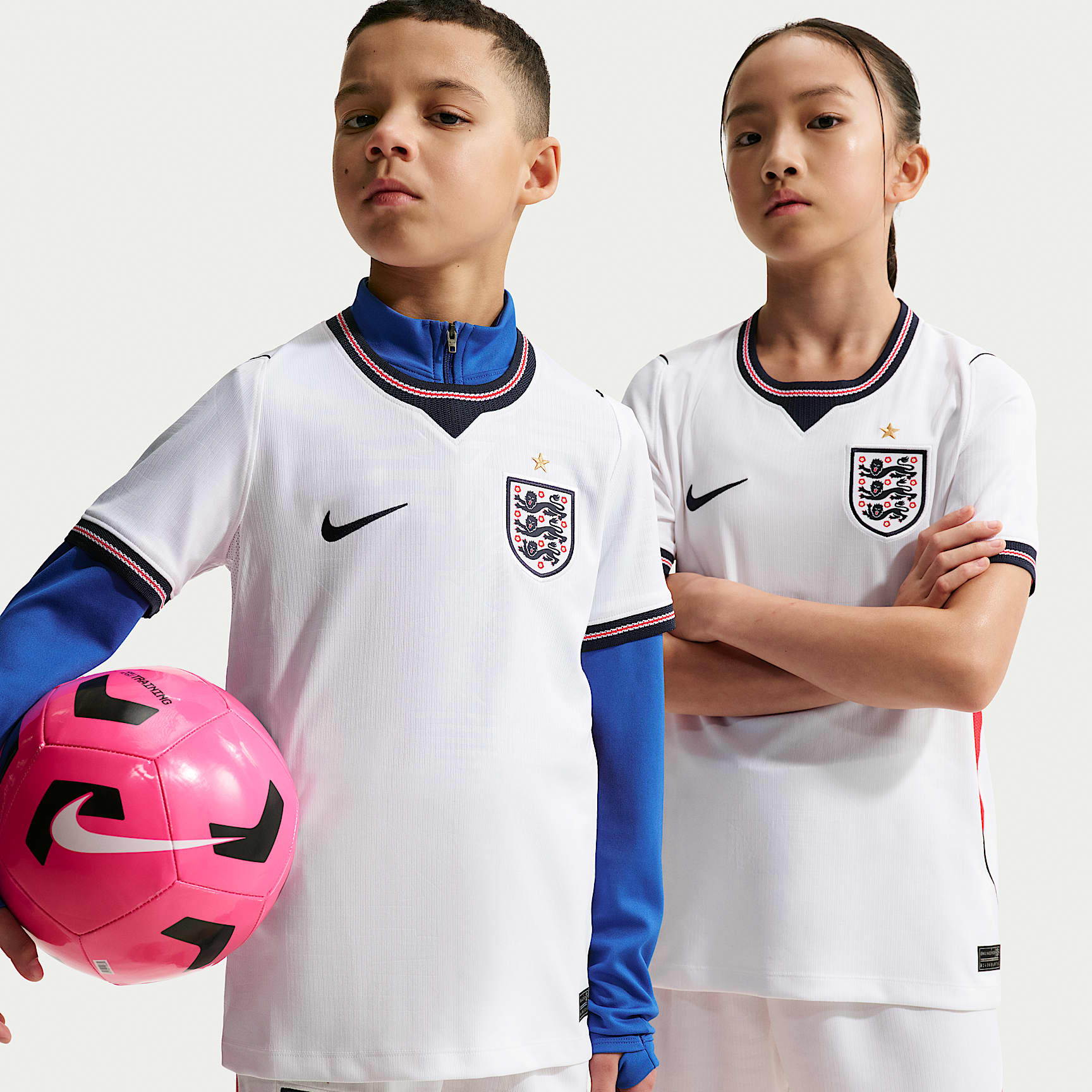 England 2026 Heimspiel Nike Dri-FIT Replika Fußballtrikot (ältere Kinder)