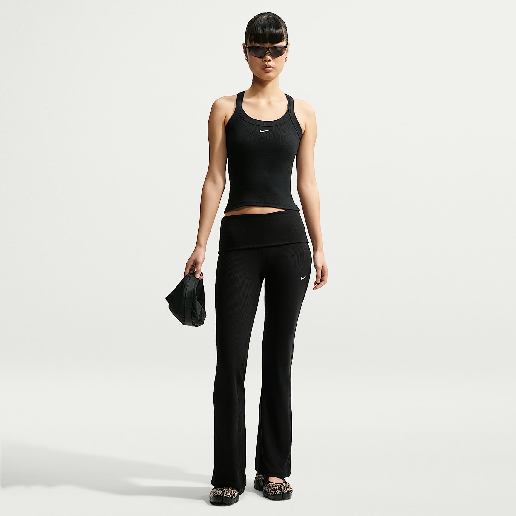 Nike Sportswear Chill Knit eng geschnittene Ripp-Hose mit mittelhohem Bund (Damen)