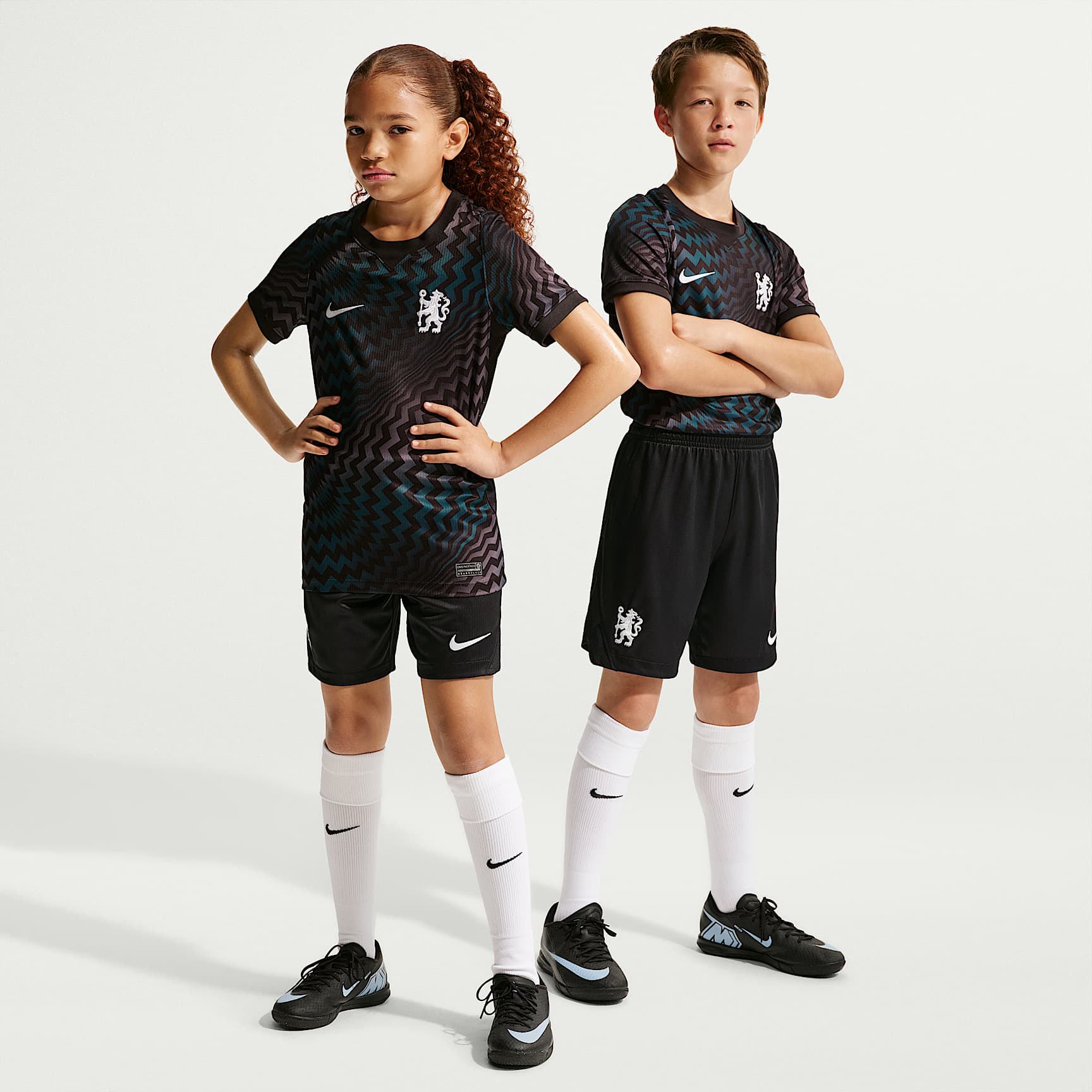 Chelsea FC 2026/27 Stadium Goalkeeper Older Kids' Nike Dri-FIT Football Replica Shorts