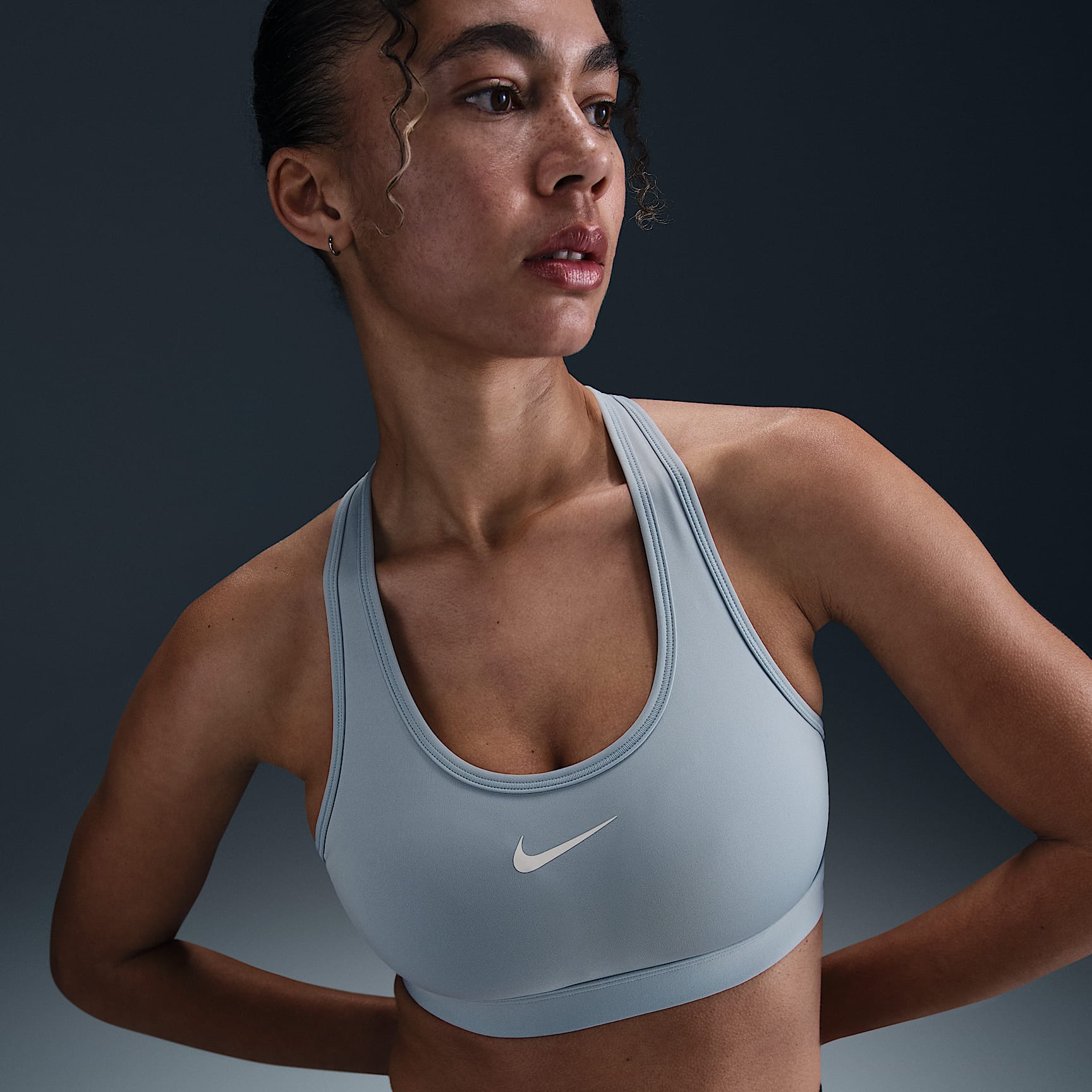 Bra deportivo con almohadilla de media sujeción para mujer Nike Swoosh