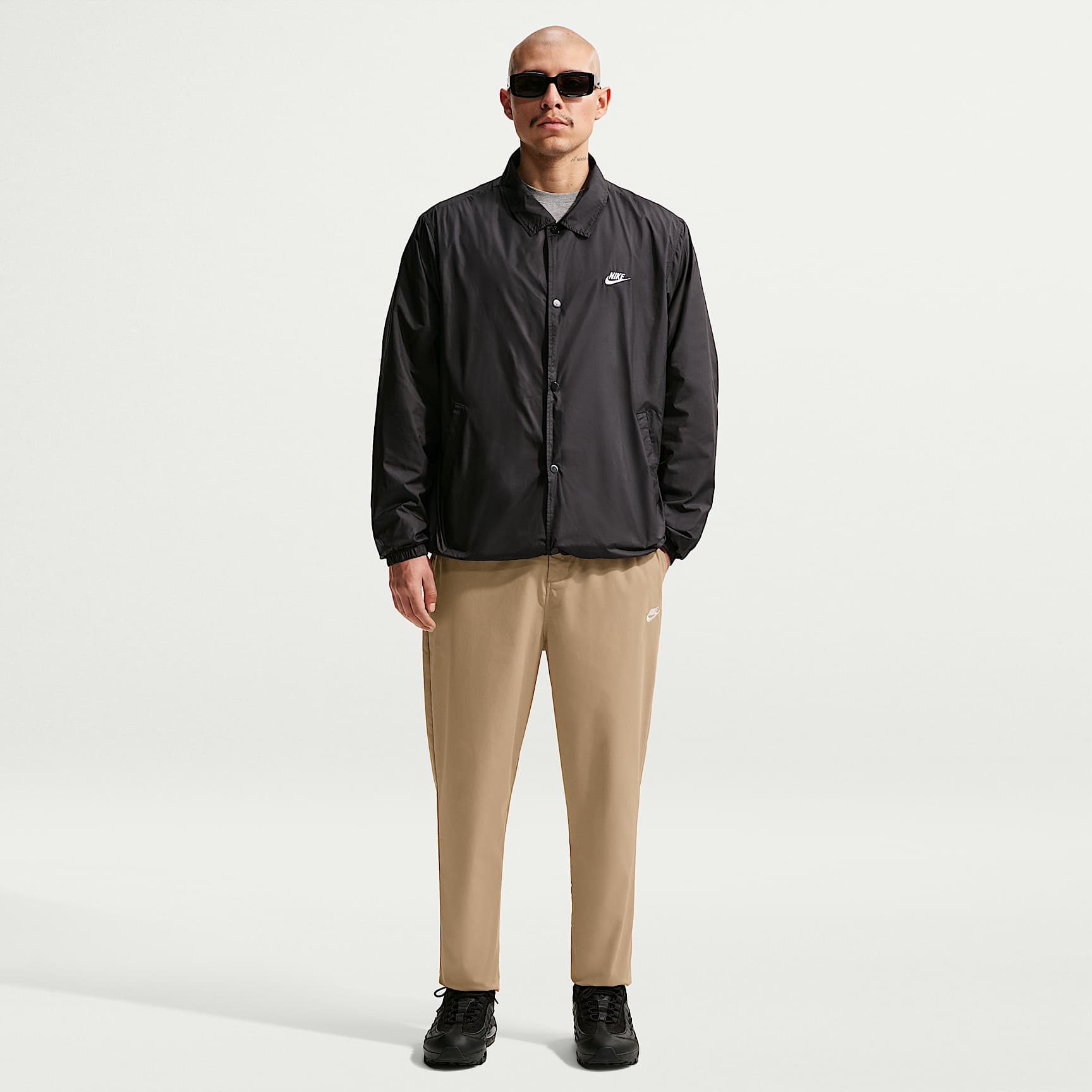 Vävda byxor Nike Club i avsmalnande modell för män