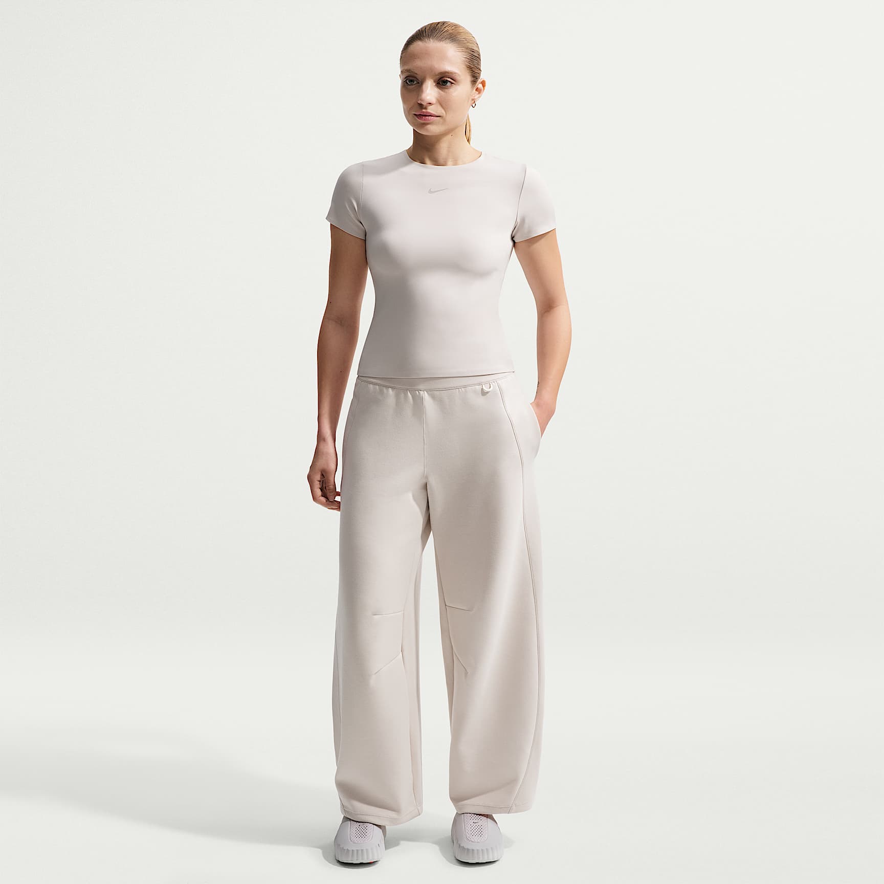 Pants de tiro alto de pierna ancha para mujer Nike 24.7 ImpossiblySoft