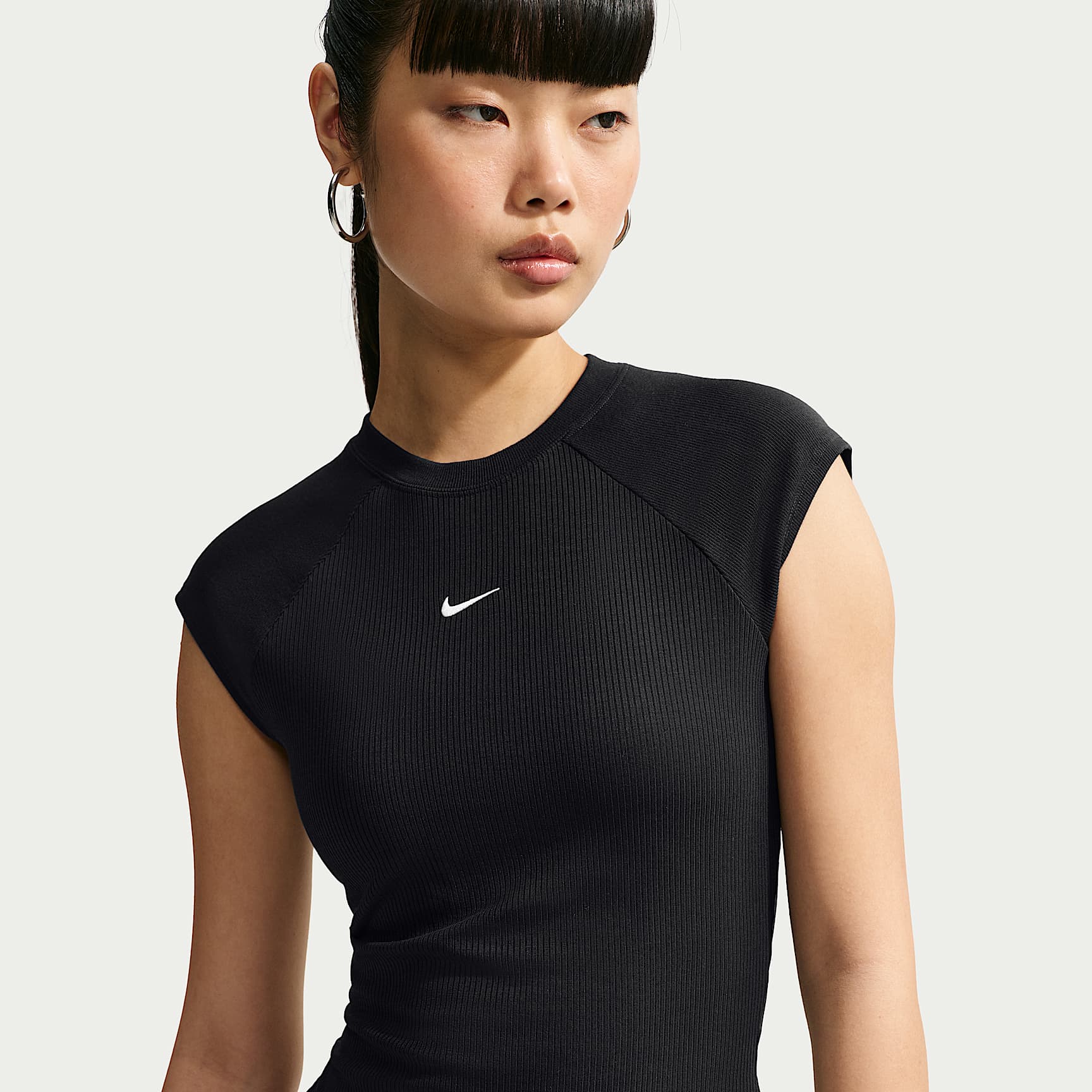 Damska przylegająca koszulka prążkowana z krótkim rękawem Nike Sportswear Chill Knit