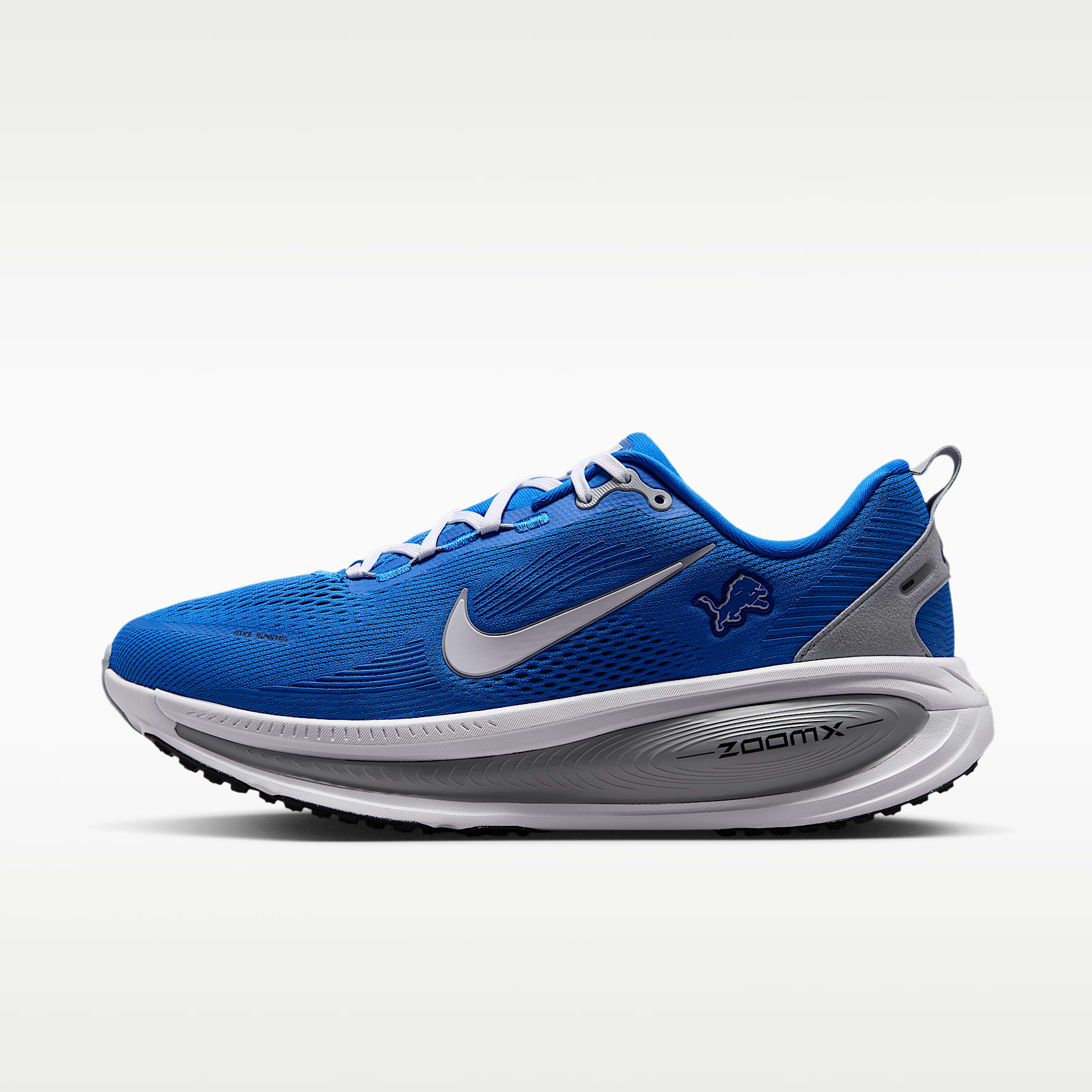 Tenis de correr en pavimento de la NFL para hombre Nike Vomero 18 (Detroit Lions)