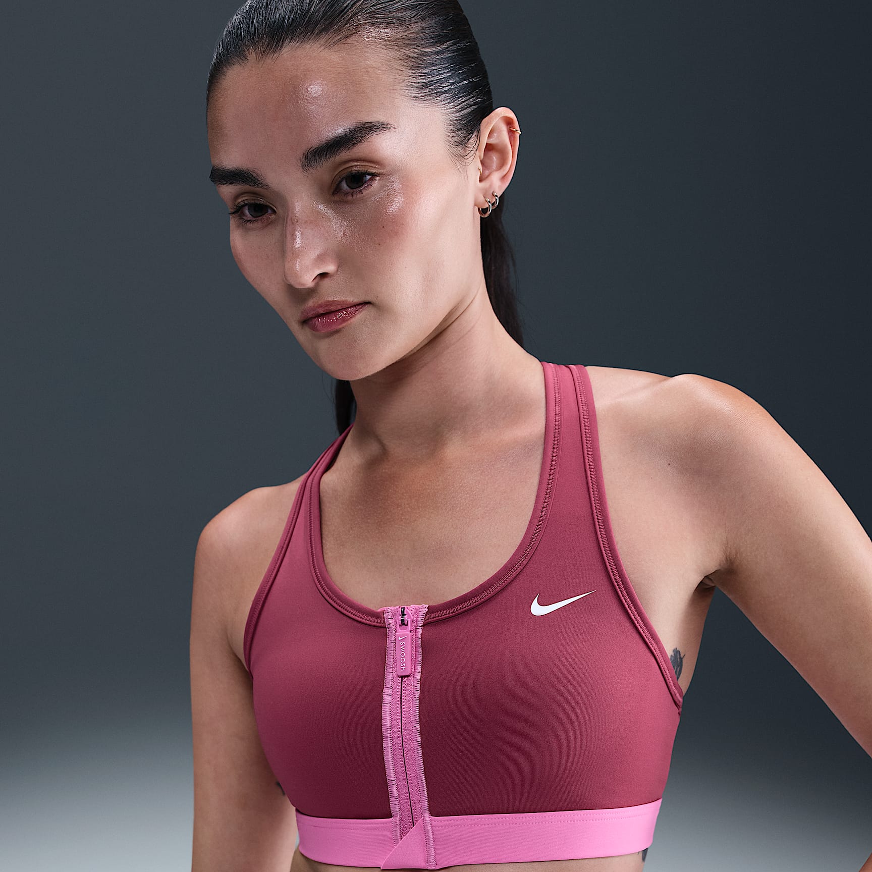 สปอร์ตบราผู้หญิงซัพพอร์ตระดับกลางเสริมฟองน้ำ Nike Swoosh Front Zip