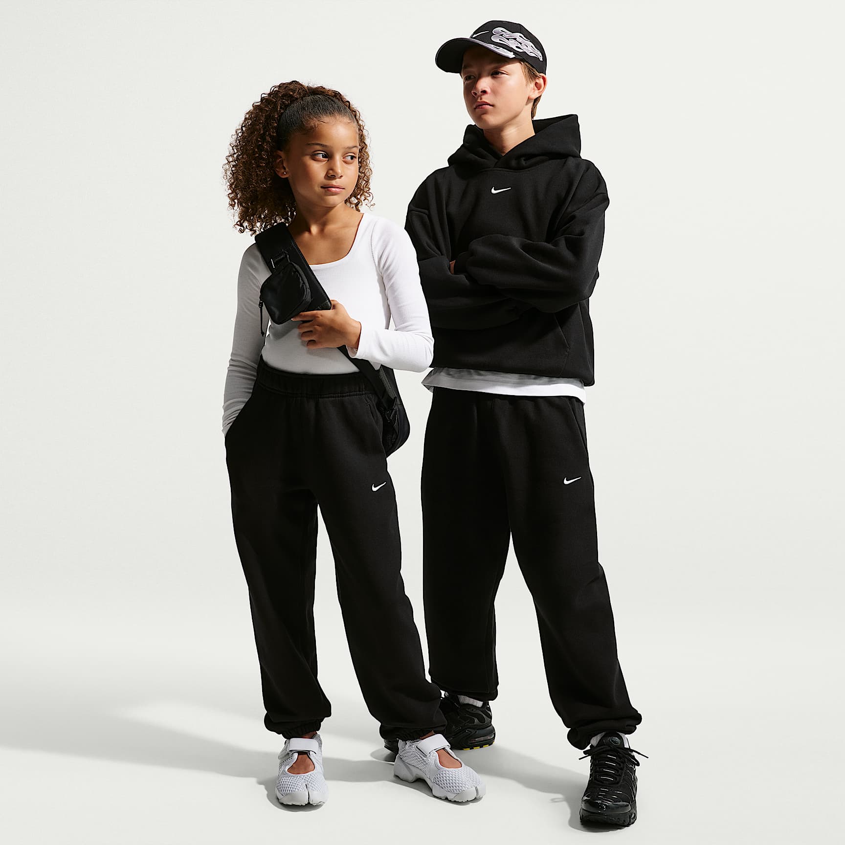 Calças de basquetebol com bainha de lã cardada Nike Solo Swoosh para criança