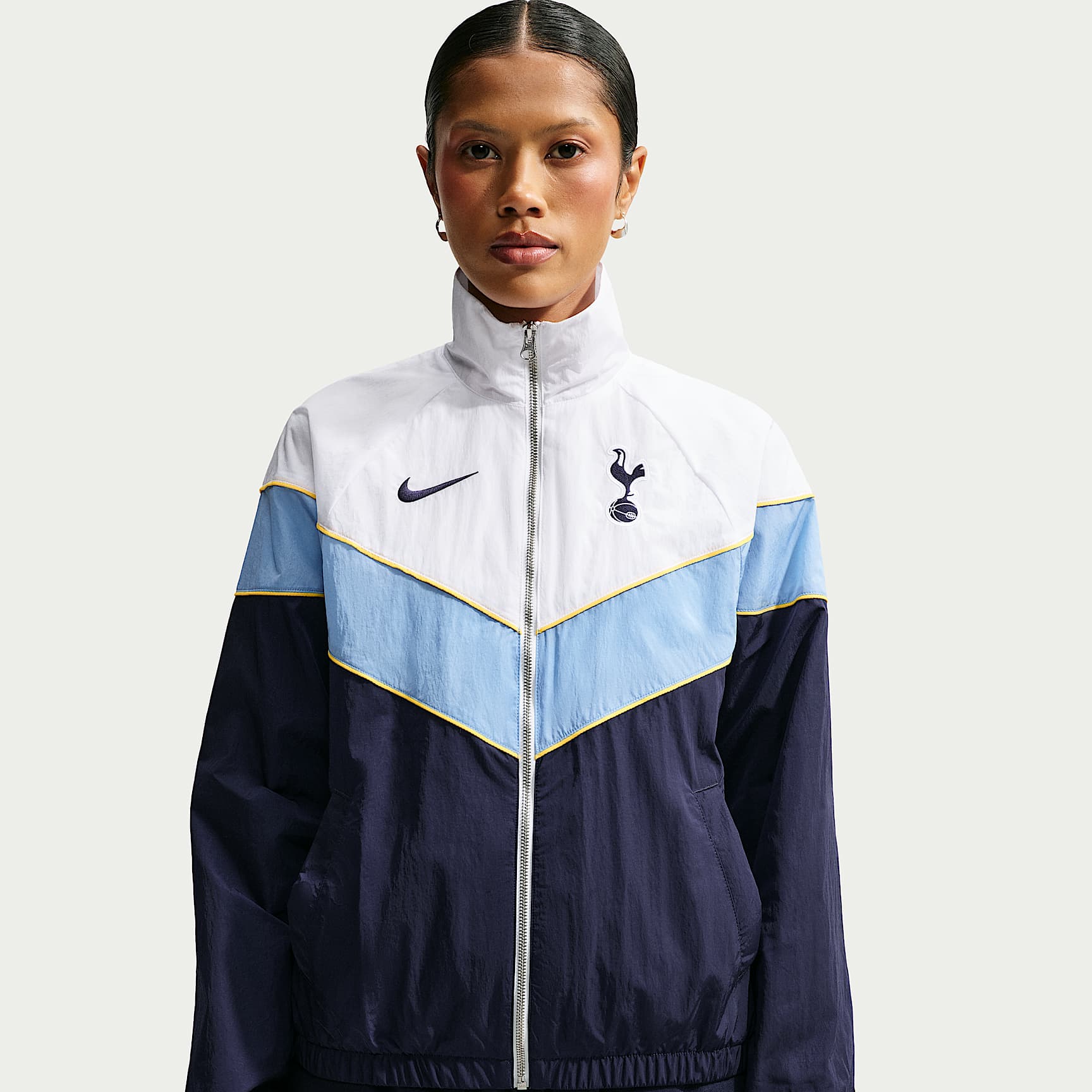 Tottenham Hotspur Windrunner Nike UV Dokuma Kadın Futbol Ceketi