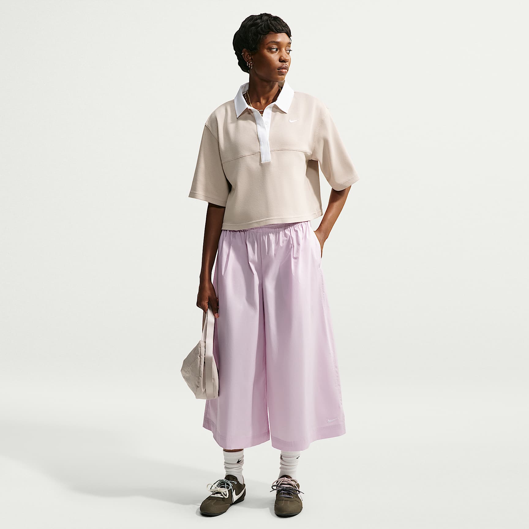 Pants tipo culotte de popelina de tiro medio oversized para mujer Nike Sportswear