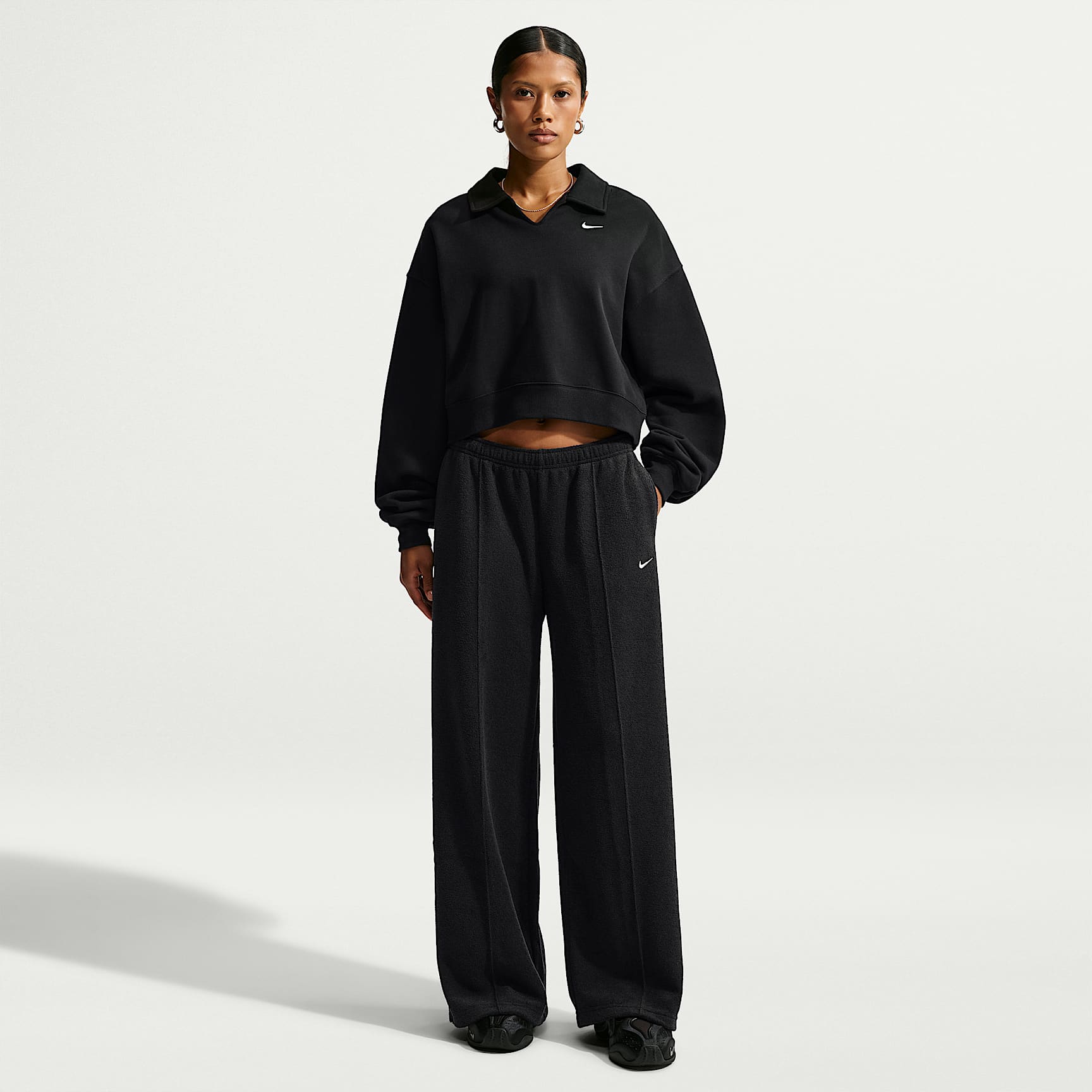 Pants de tiro medio y pierna amplia para mujer Nike Studio Fleece Medium-Weight Plush