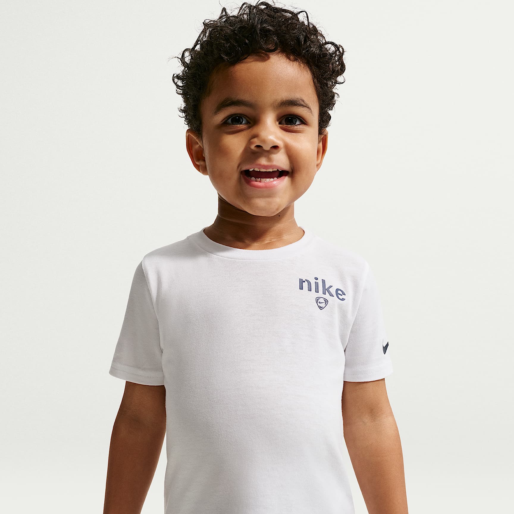 Playera con gráfico Soccer World Tour infantil Nike
