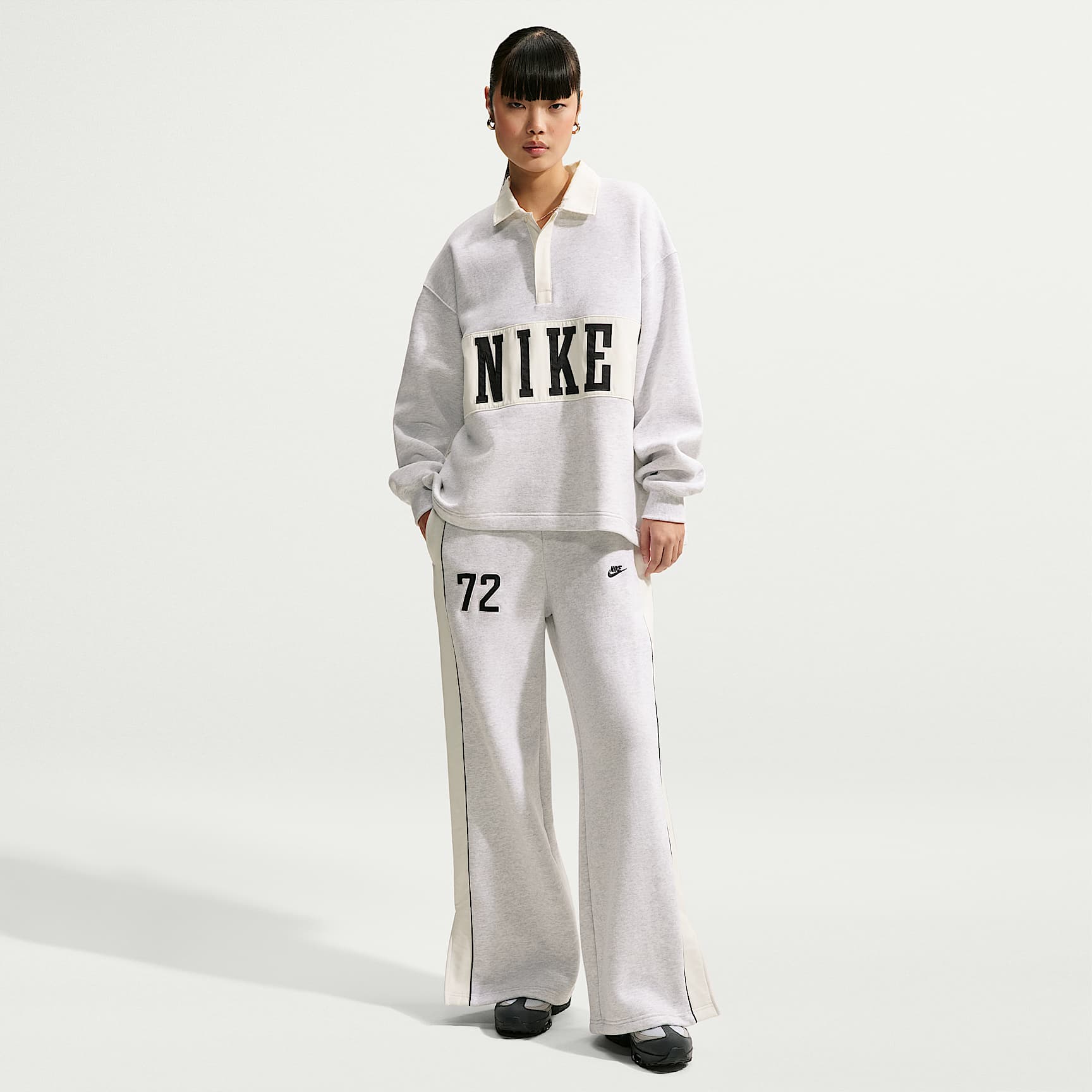 Nike Studio Fleece Medium Weight Hose mit mittelhohem Bund und weitem Bein (Damen)