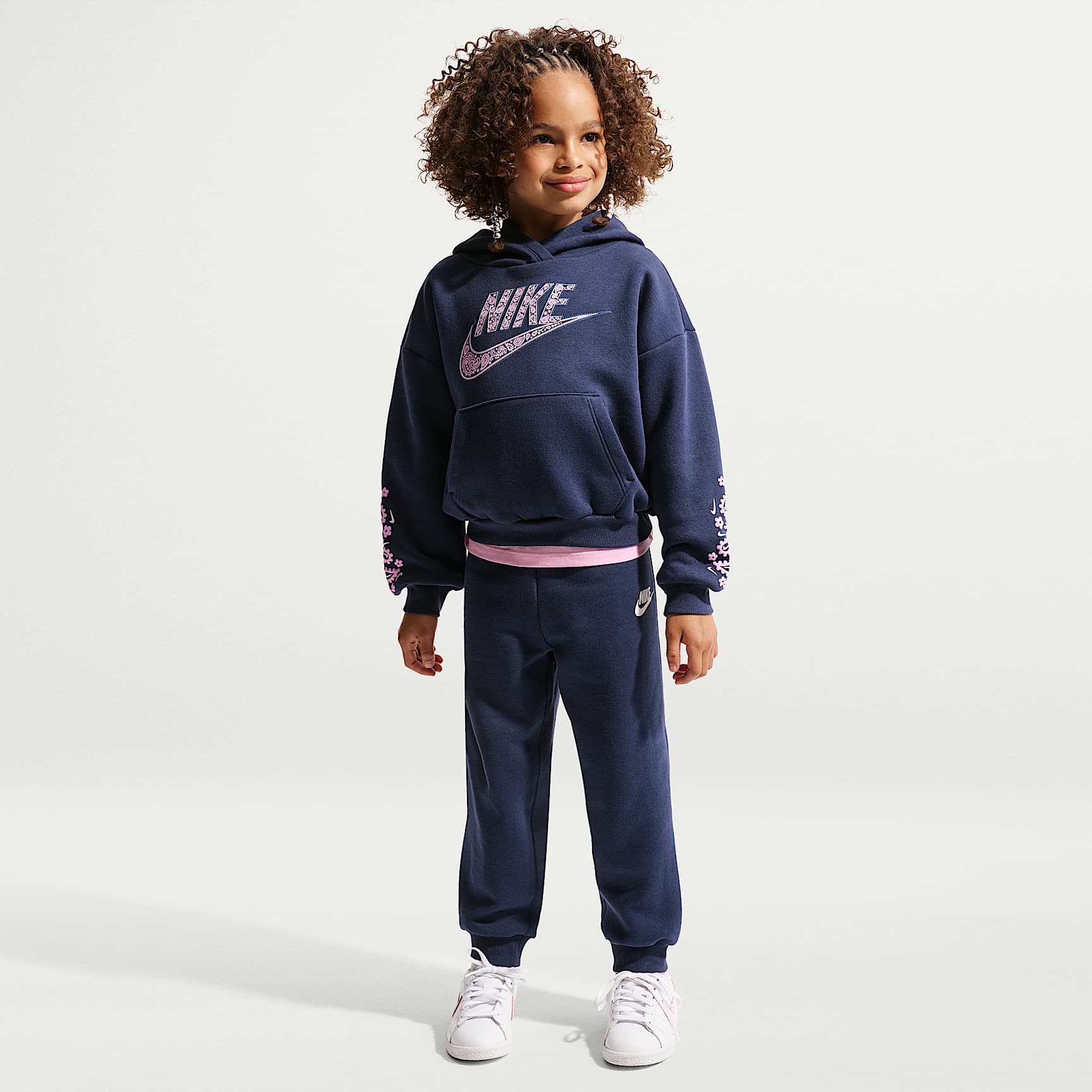 Conjunto de sudadera con gorro y pantalones de entrenamiento para niños talla pequeña Nike Retro Remix