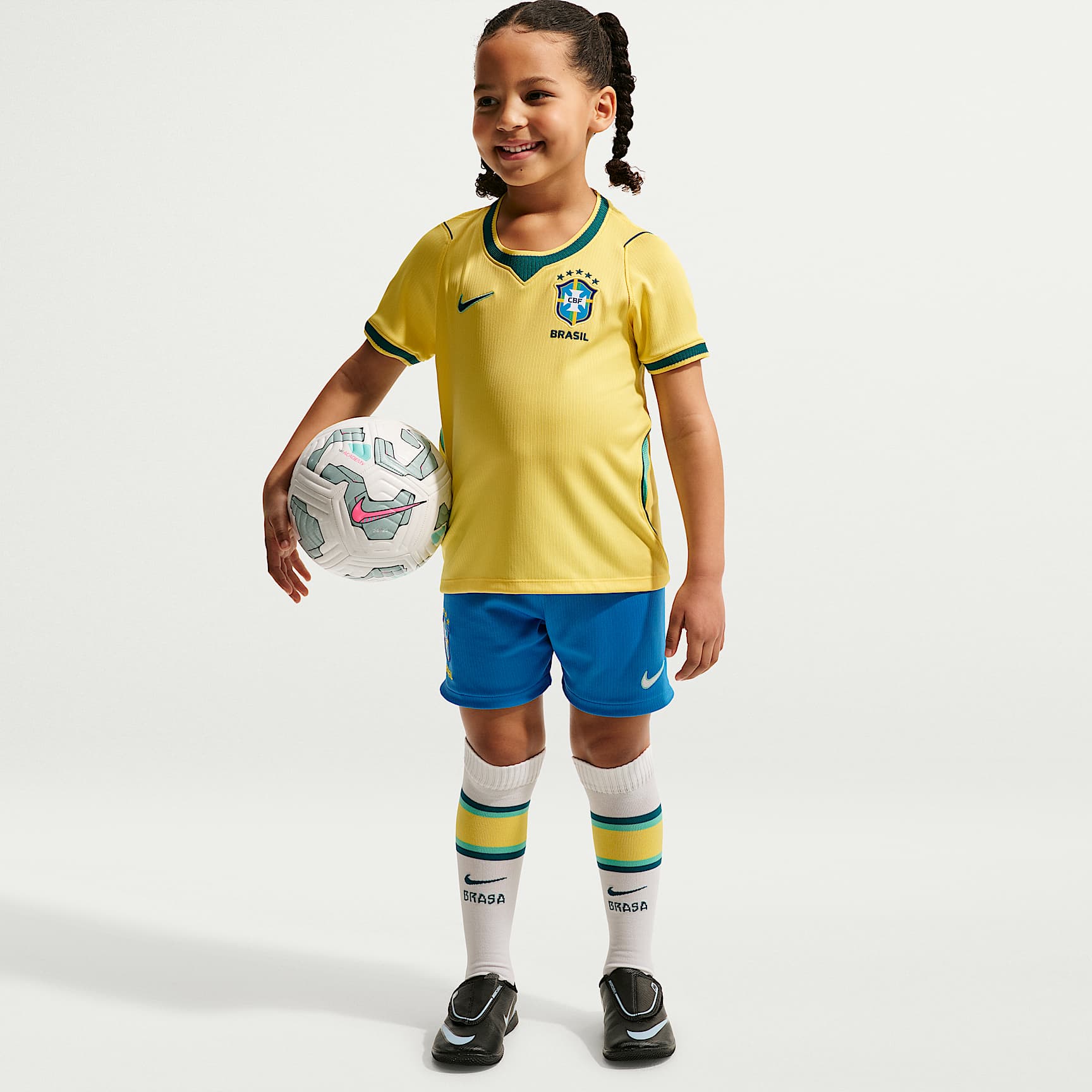 Kit de 3 piezas de fútbol Nike Replica para niños talla pequeña Brazil local 2026 Stadium
