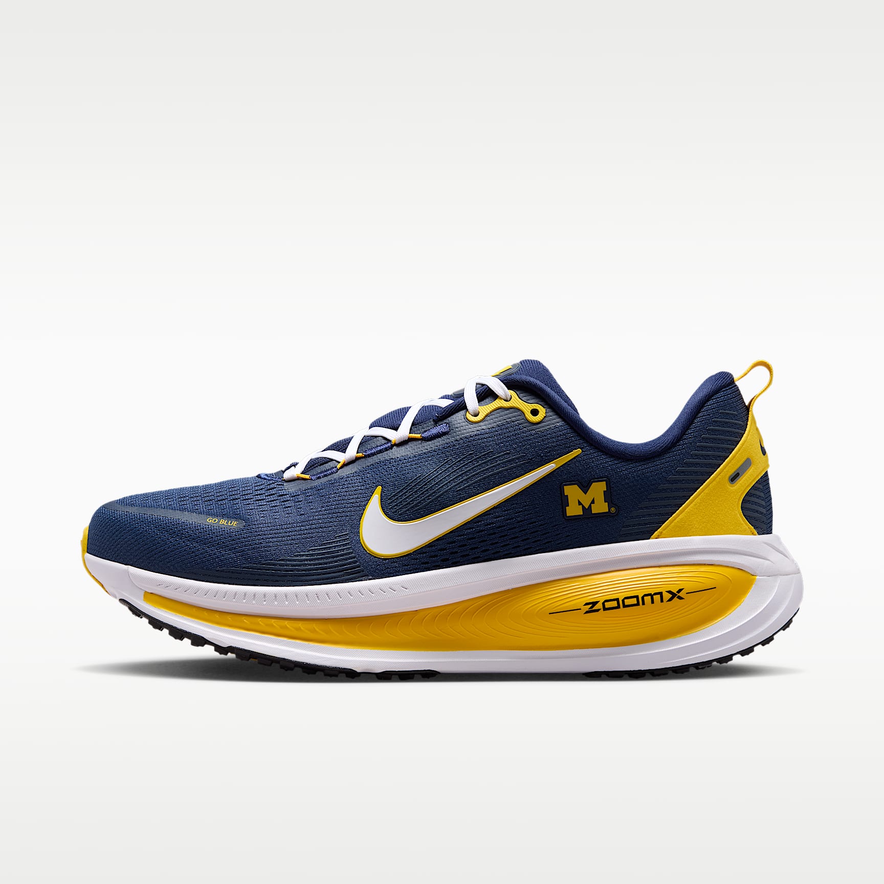 Tenis de correr en pavimento para hombre Nike College Vomero 18 (Michigan)