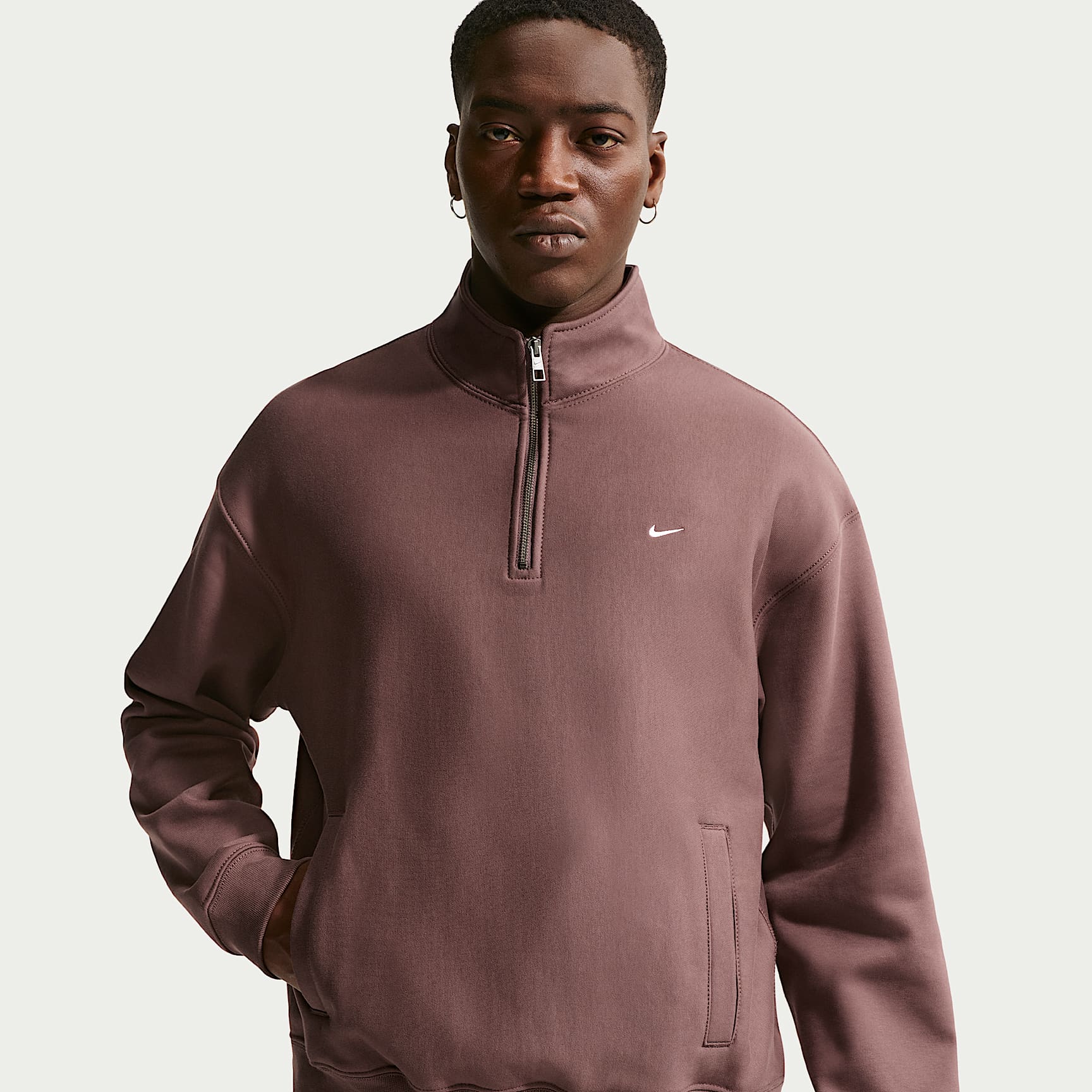 Playera con cierre de 1/4 de tejido Fleece para hombre Nike Solo Swoosh