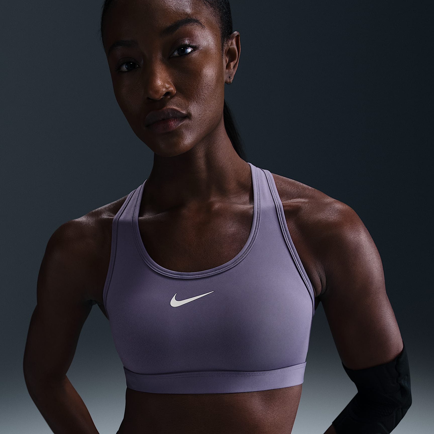 Bra deportivo con almohadilla de media sujeción para mujer Nike Swoosh