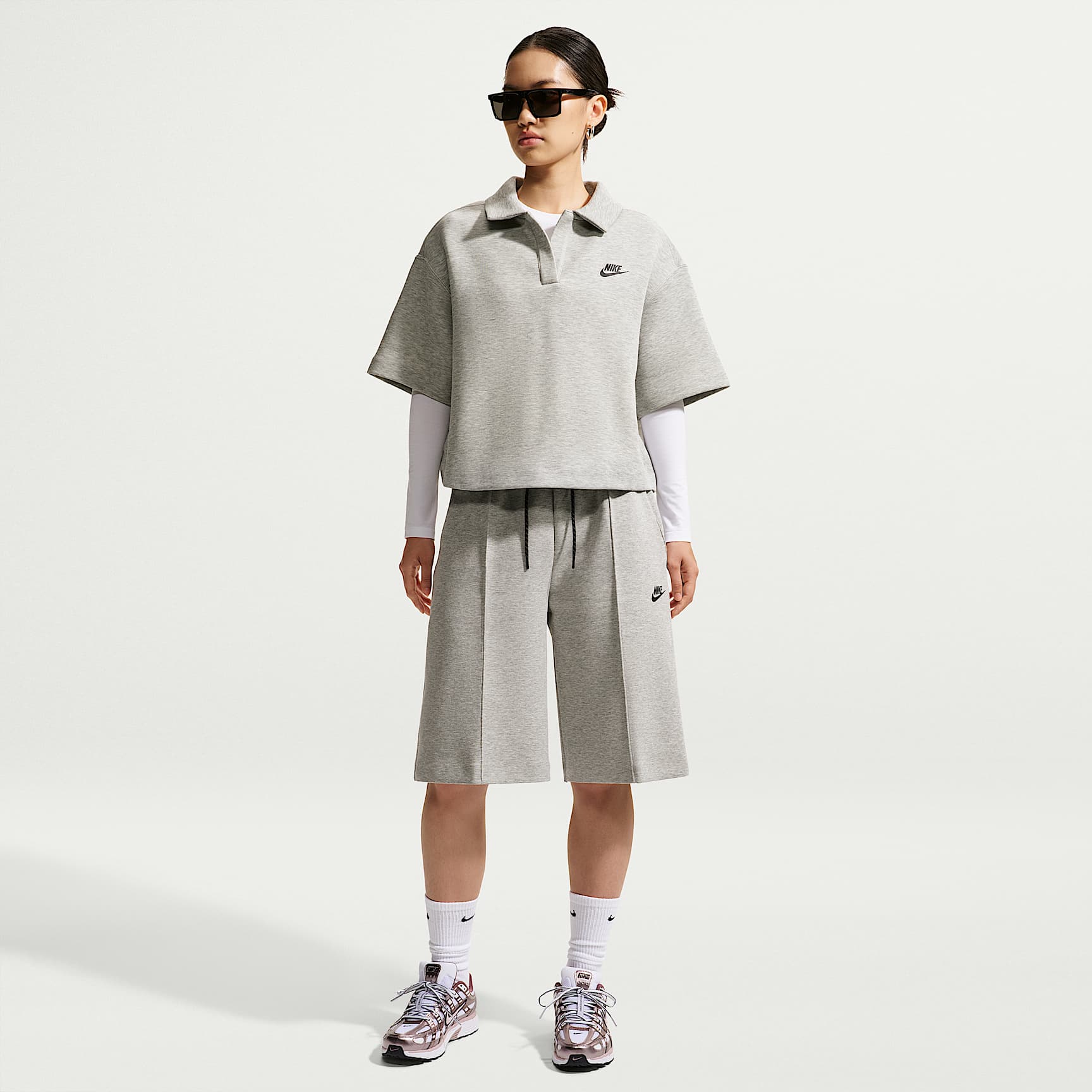 กางเกงขาสั้นทรงหลวมผู้หญิง Nike Sportswear Tech Fleece