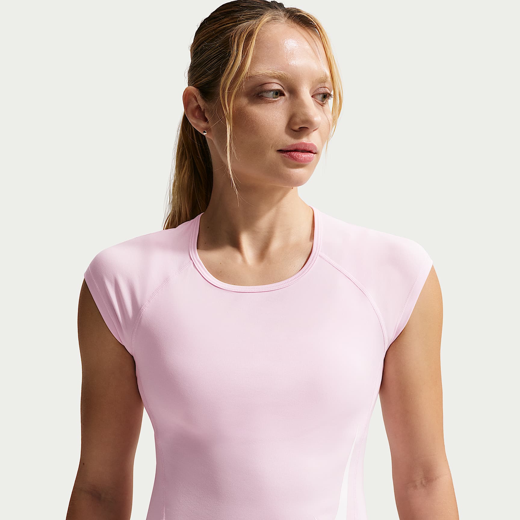 Playera de correr de manga tipo casquillo Dri-FIT para mujer Nike Tempo Swoosh