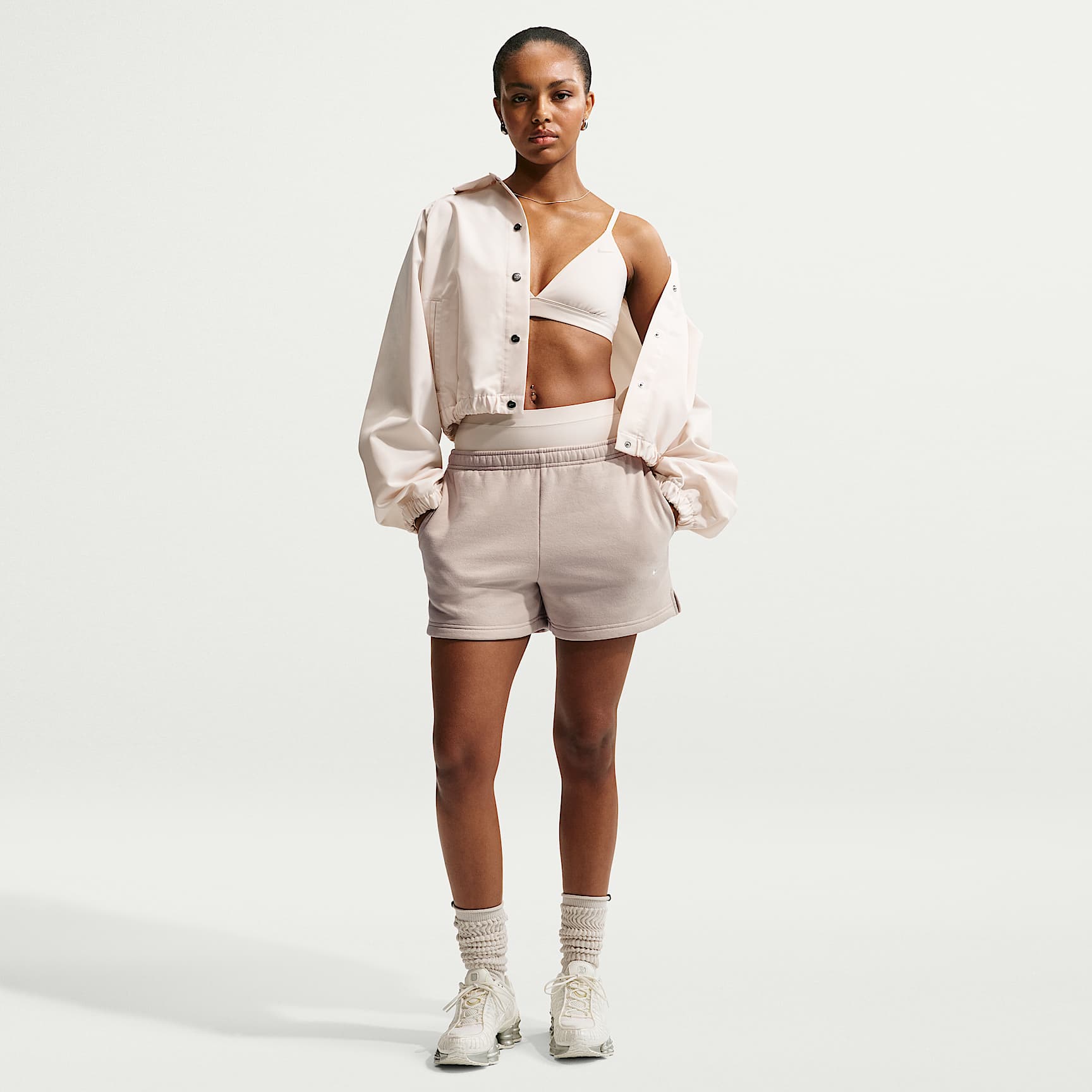 Nike Studio Fleece Mid-Rise-Shorts aus mittelschwerem Material (Damen)