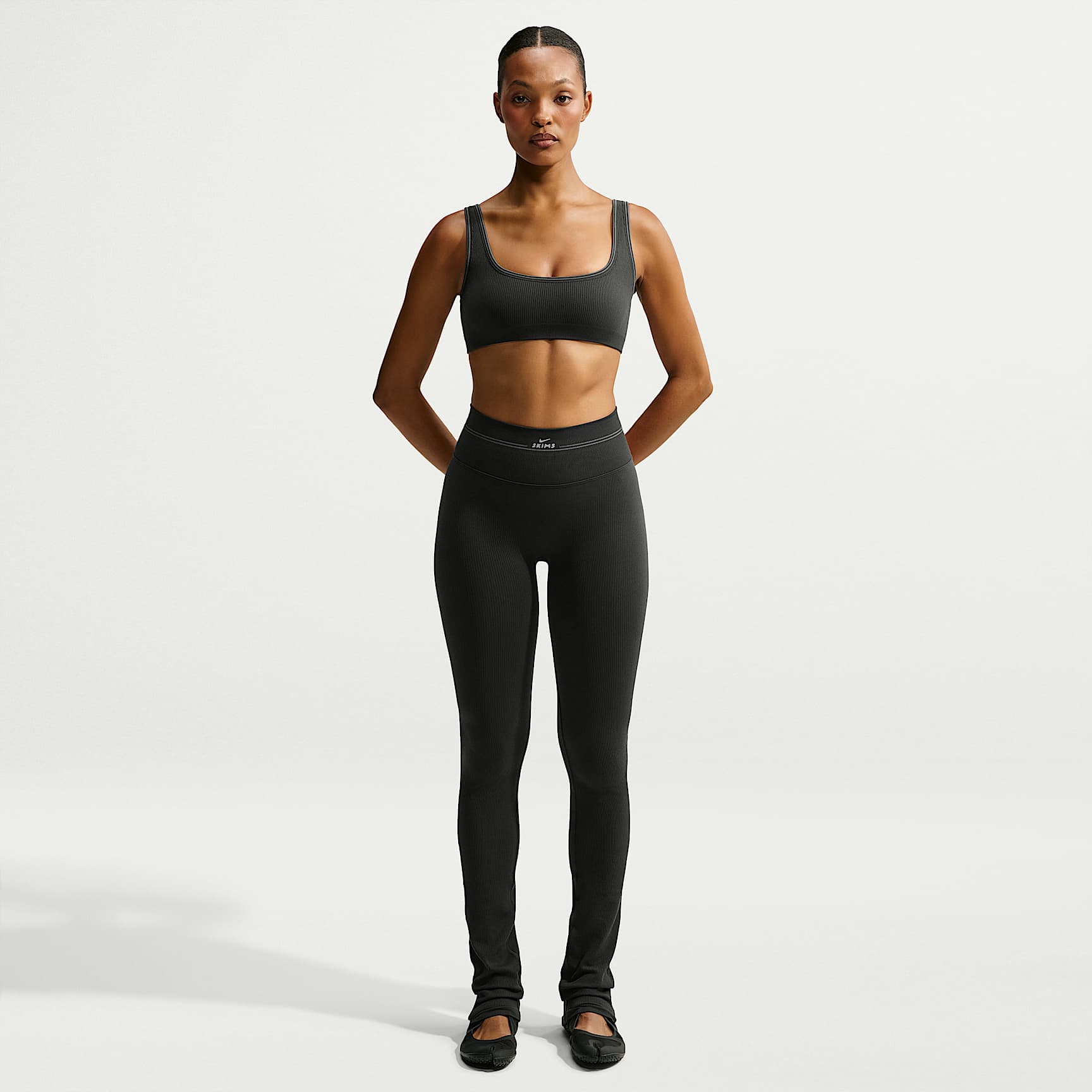 NikeSKIMS nahtloses Rippmaterial Leggings mit geradem Schnitt (Damen, ca. 86 cm)