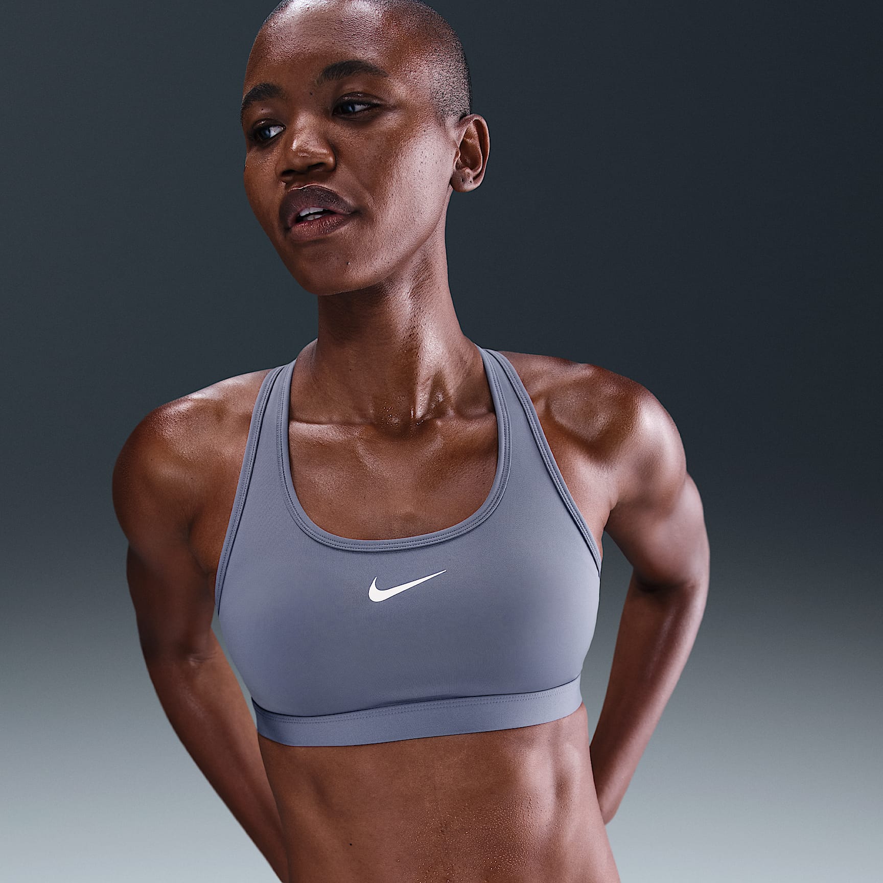 Bra deportivo con almohadilla de media sujeción para mujer Nike Swoosh