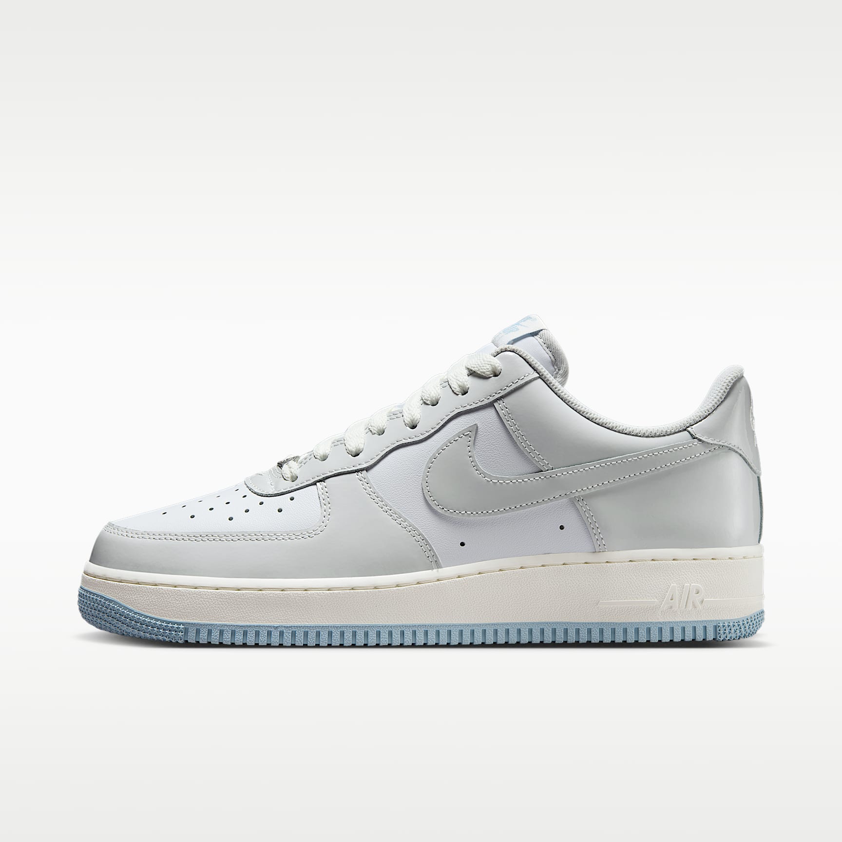 新品 Nike エアフォース1 ナイキからオールブラック仕様のエアフォース 