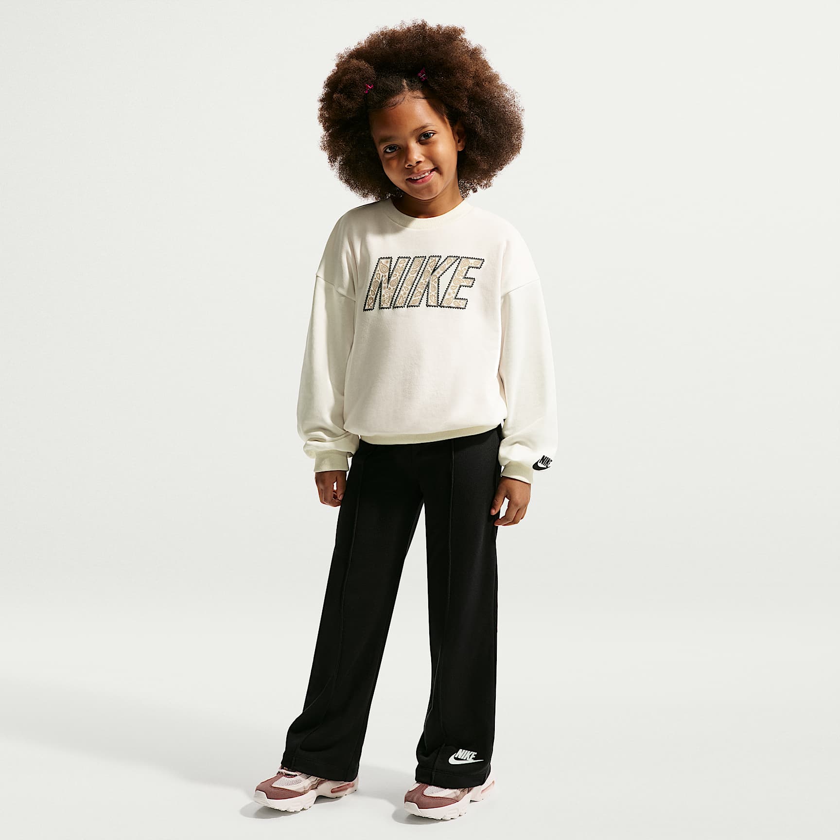 Conjunto de 2 piezas Nike Retro Remix con pants de pierna ancha en French Terry para niños talla pequeña