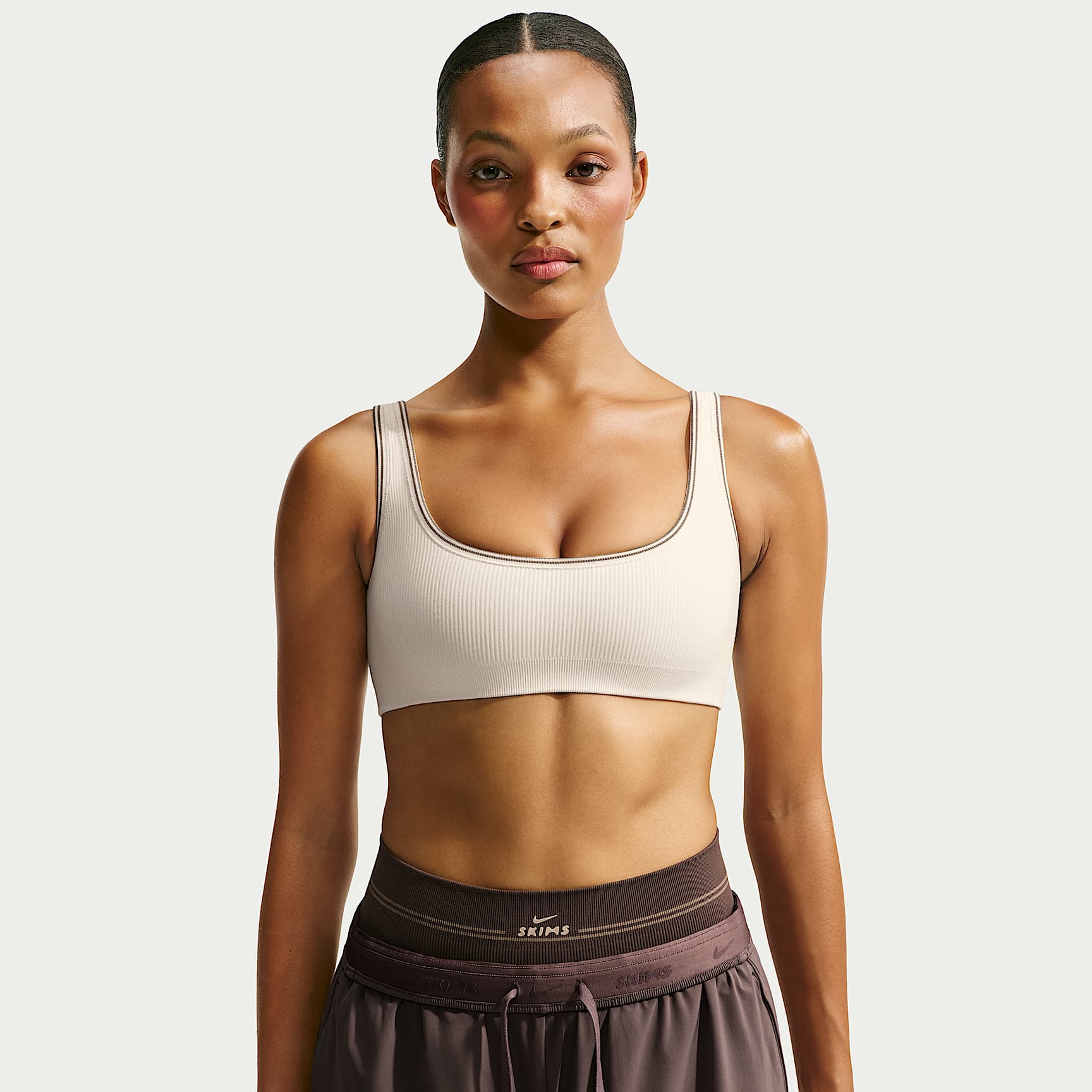 NikeSKIMS Sport-BH mit nahtlosem Rippmaterial und Mikro-U-Ausschnitt