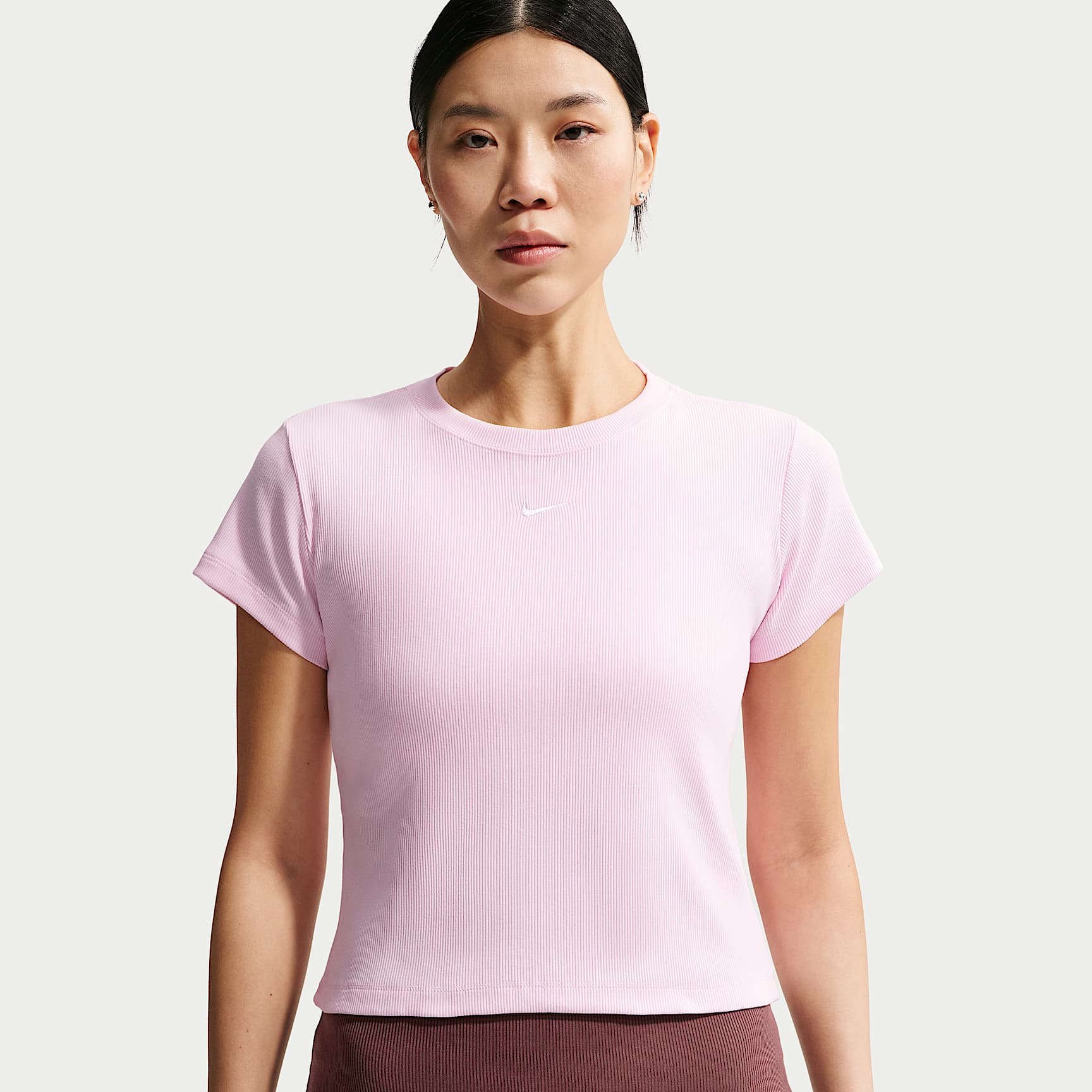 Playera de manga corta de tela de canalé ajustada para mujer Nike Sportswear