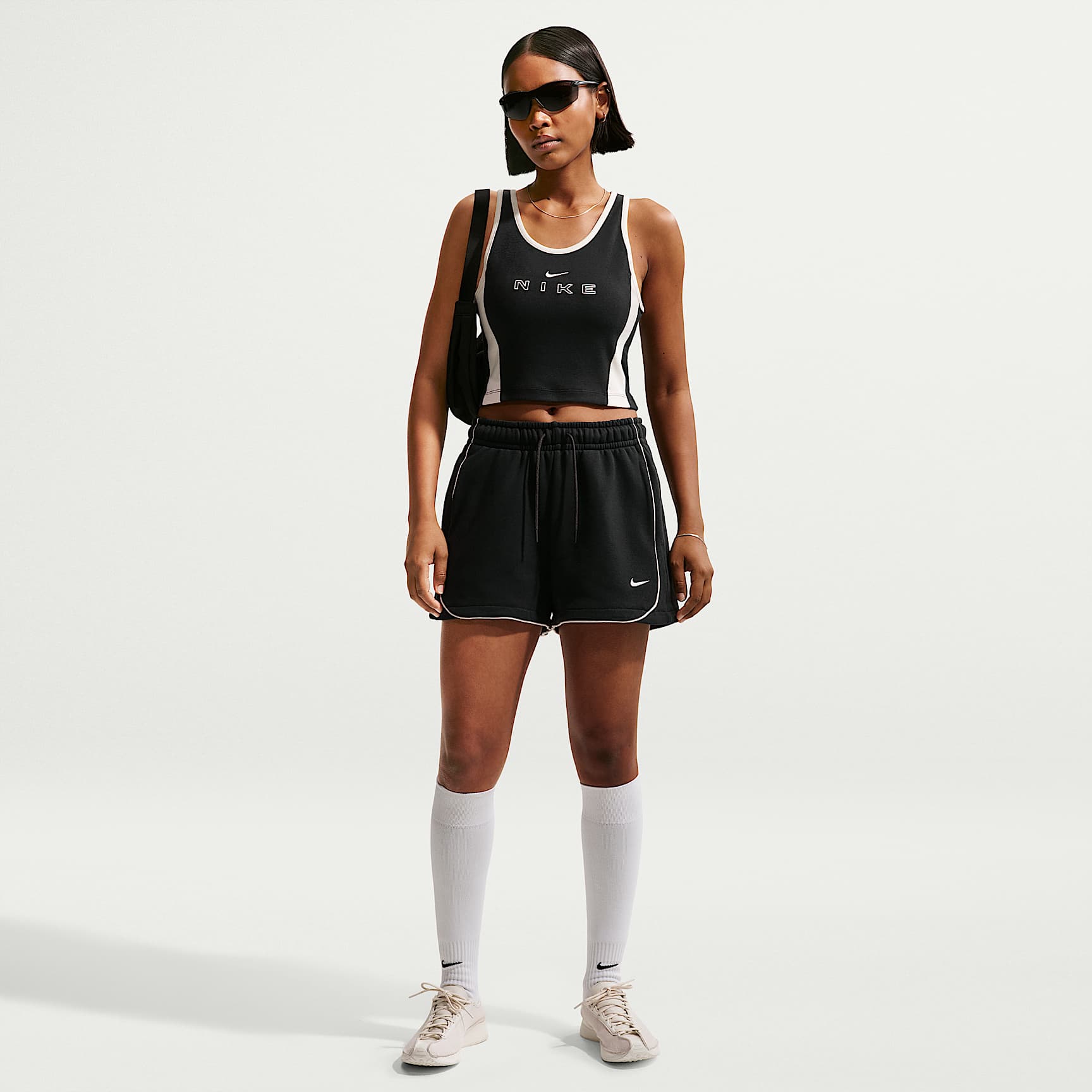Nike Sportswear fleeceshorts med mellomhøyt liv og ledig passform til dame (7,5 cm)