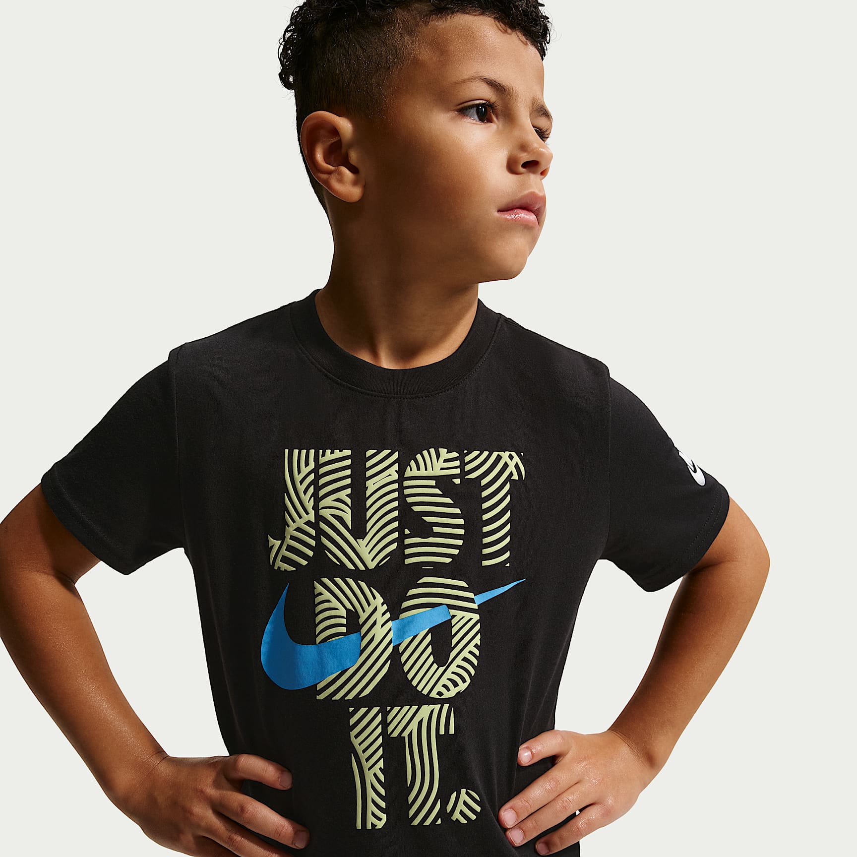 Playera con gráfico para niños talla pequeña Nike In The Zone