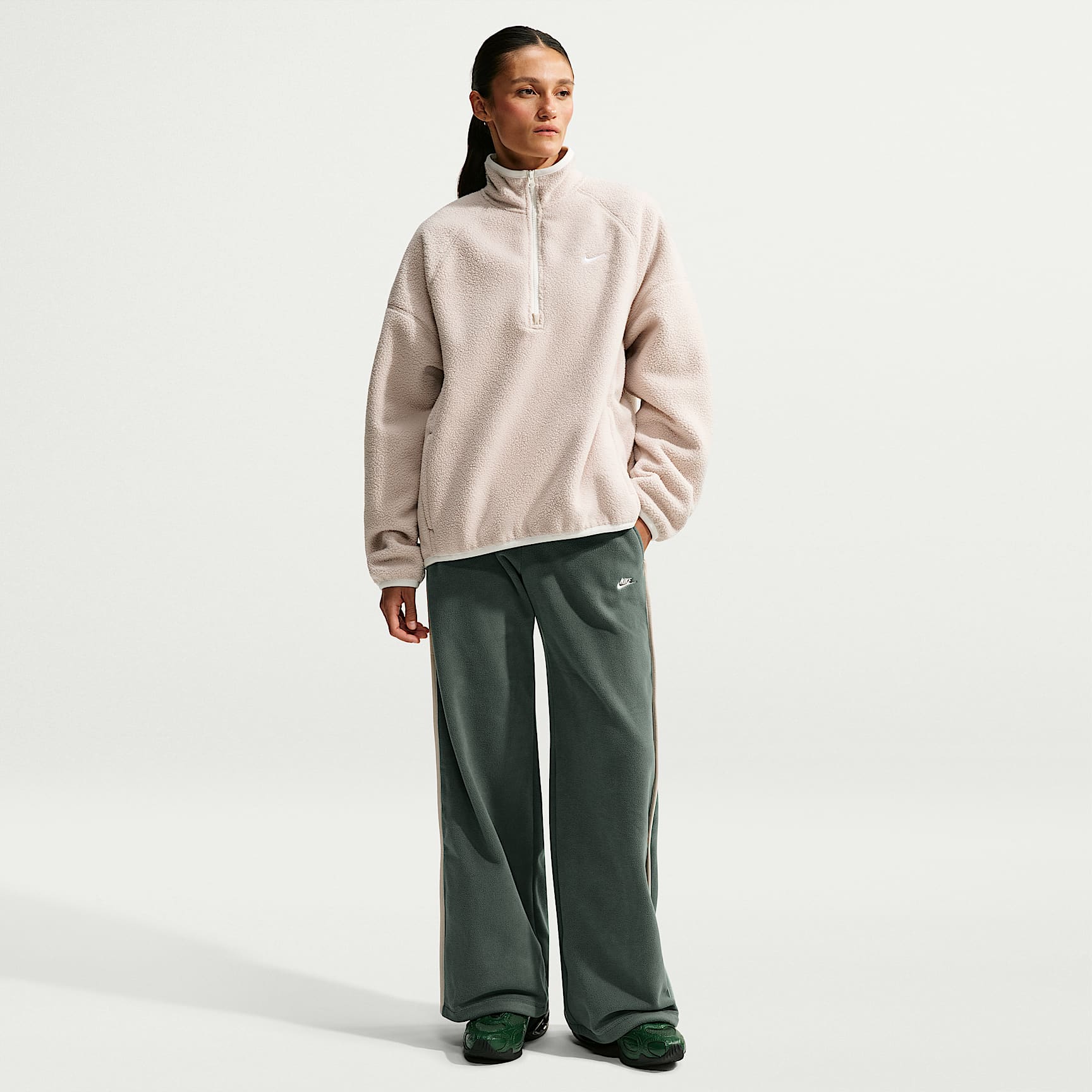 Pants de tiro medio Therma-FIT con dobladillo abierto para mujer Nike Sportswear