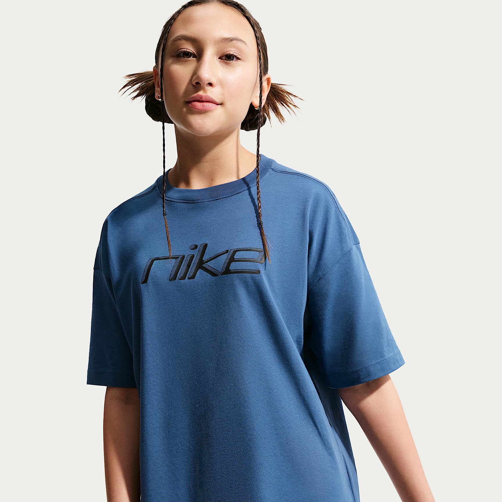 เสื้อยืดขนาดโอเวอร์ไซส์เด็กโต Nike Sportswear (หญิง)