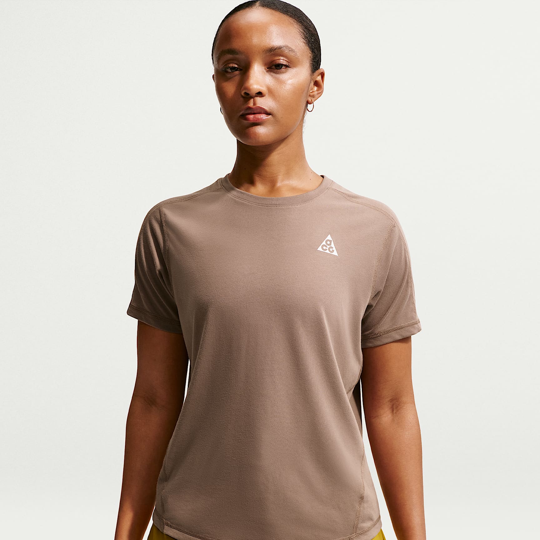 Playera de trail running de manga corta Dri-FIT para mujer Nike ACG