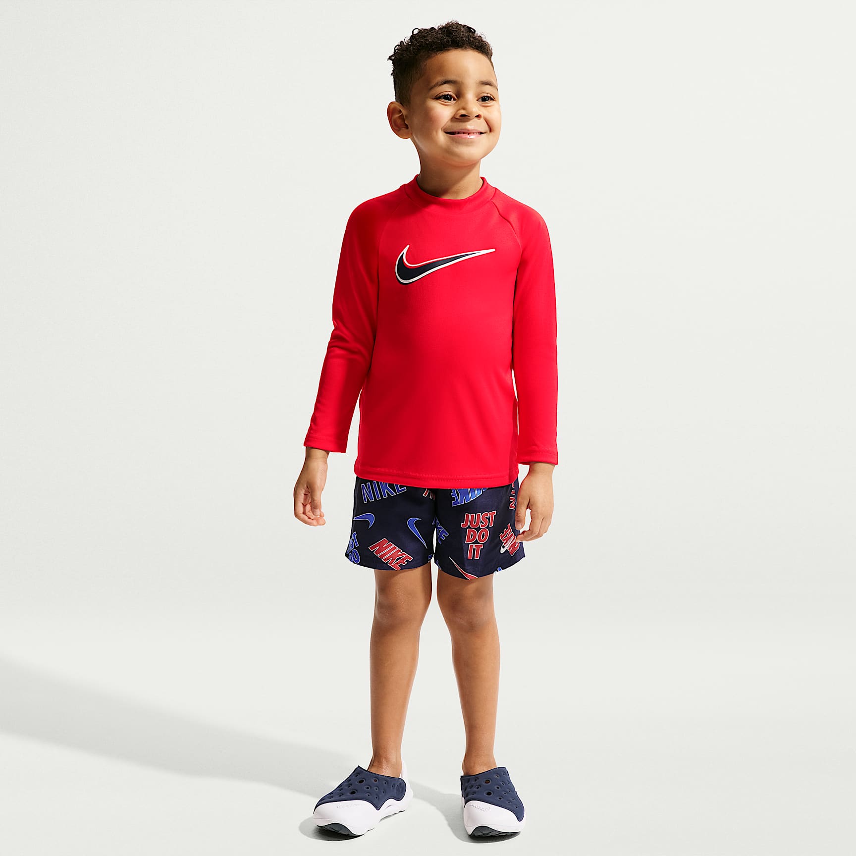 Conjunto de playera de manga larga y short para niño talla pequeña Nike Swim