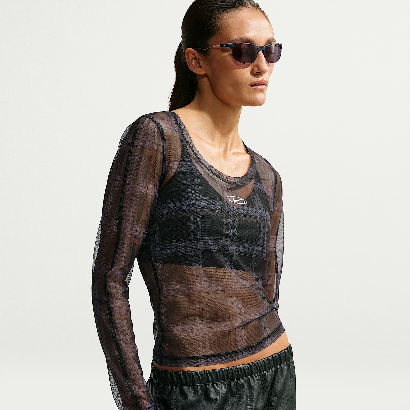 Nike Sportswear kariertes Mesh-Longsleeve-Oberteil mit schmaler Passform (Damen)