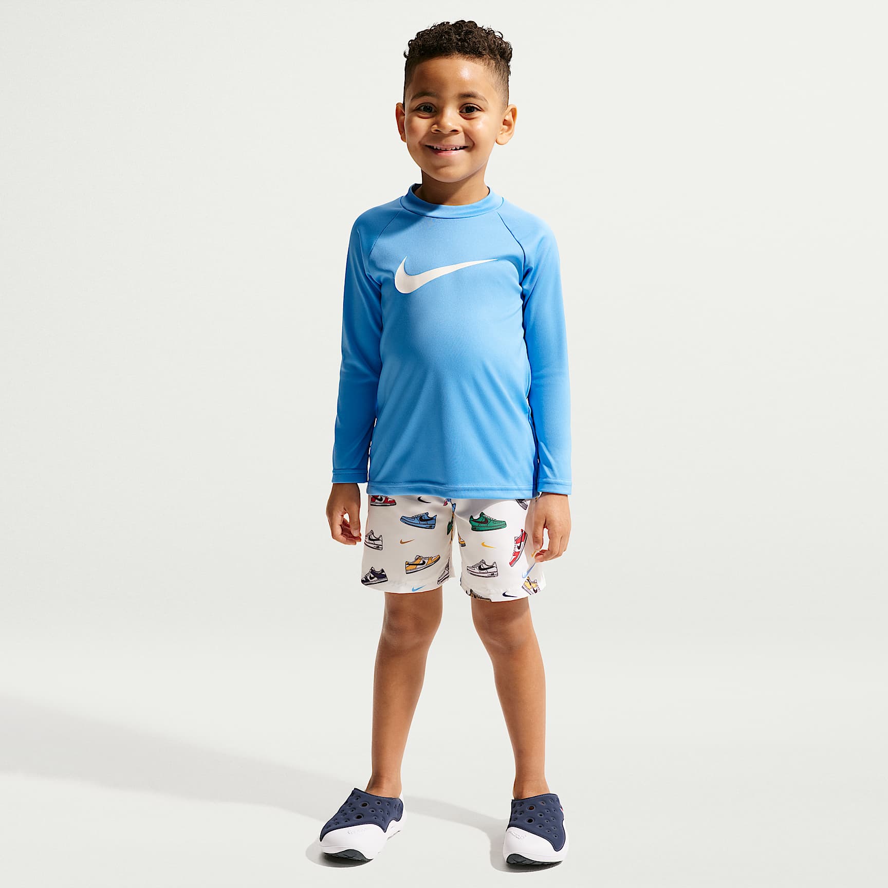 Conjunto de playera de manga larga y short para niño talla pequeña Nike Swim