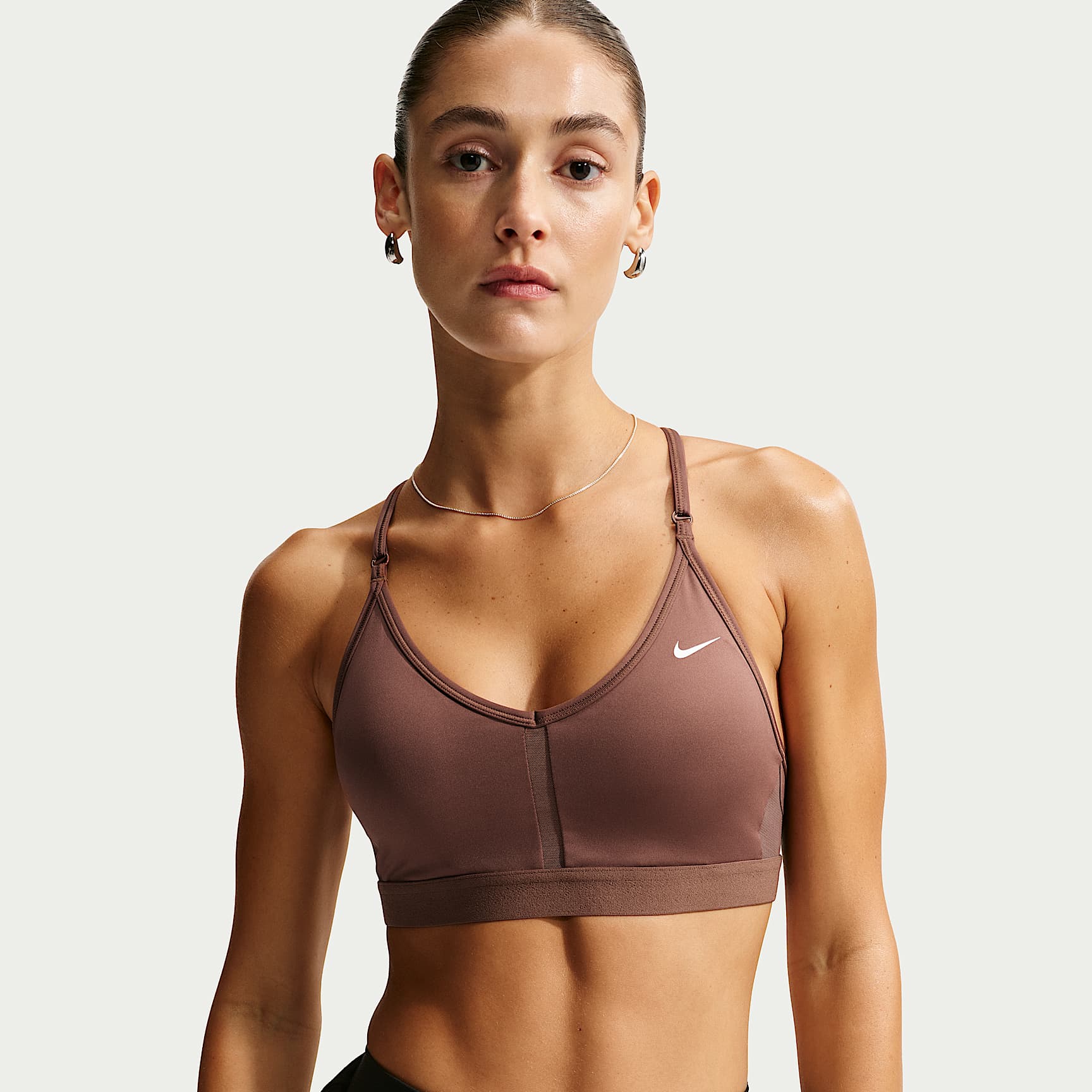 Brassière de sport rembourrée à maintien léger et col en V Nike Indy pour femme