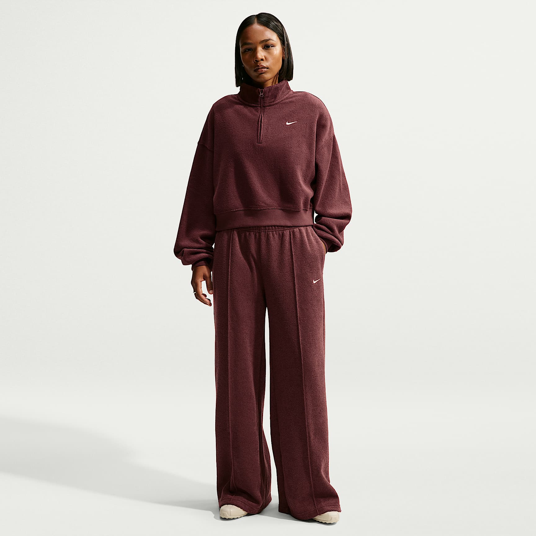 Pants de tiro medio y pierna amplia para mujer Nike Studio Fleece Medium-Weight Plush