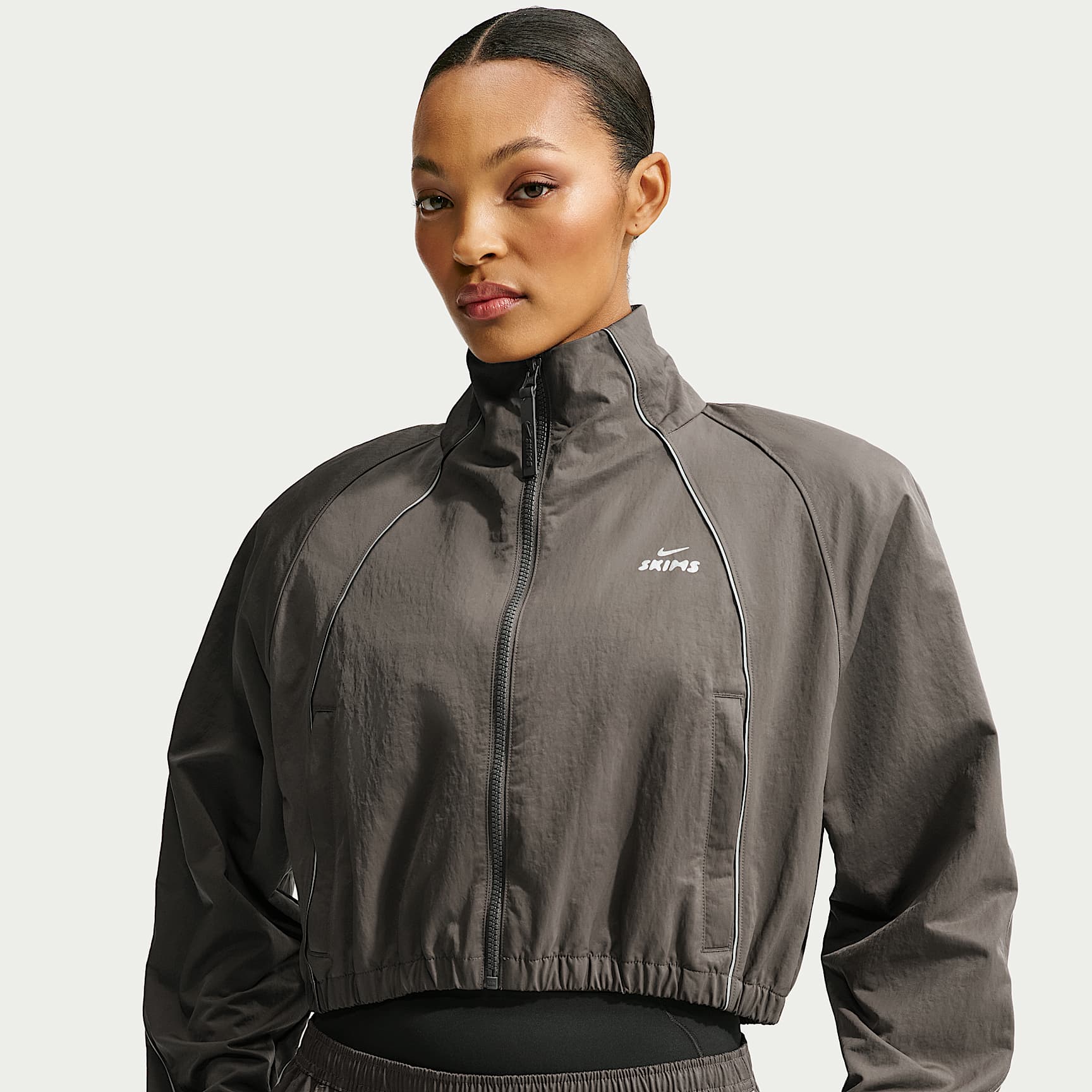 NikeSKIMS Crunchy avkortet damejakke i nylon