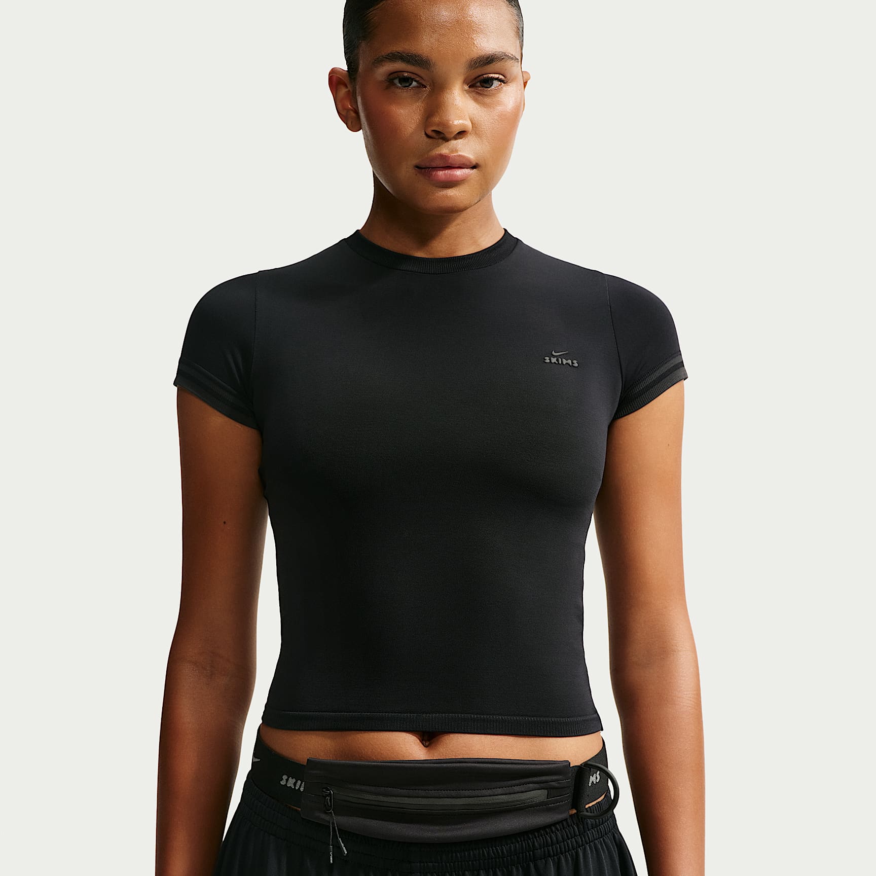 NikeSKIMS Stretch Knit verkürztes Oberteil mit Rundhalsausschnitt (Damen)