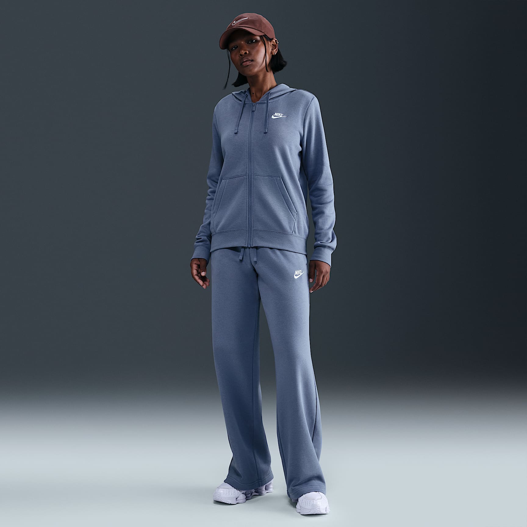 Pants de entrenamiento de piernas anchas de tiro medio para mujer Nike Sportswear Club Fleece